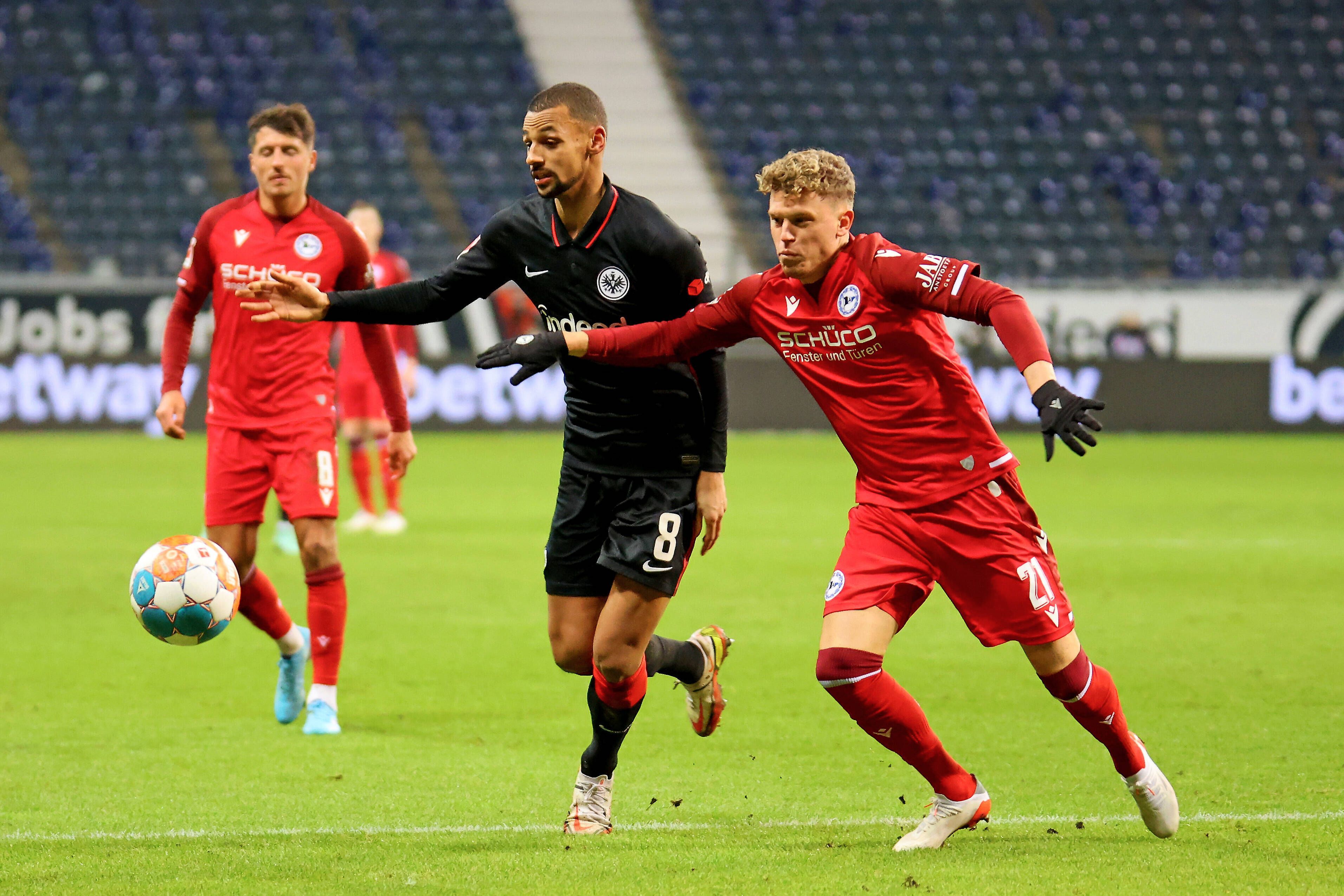 Robin Hack (r.) von Arminia Bielefeld liefert sich am 21. Januar 2022 ein Duell mit Djibril Sow von Eintracht Frankfurt.