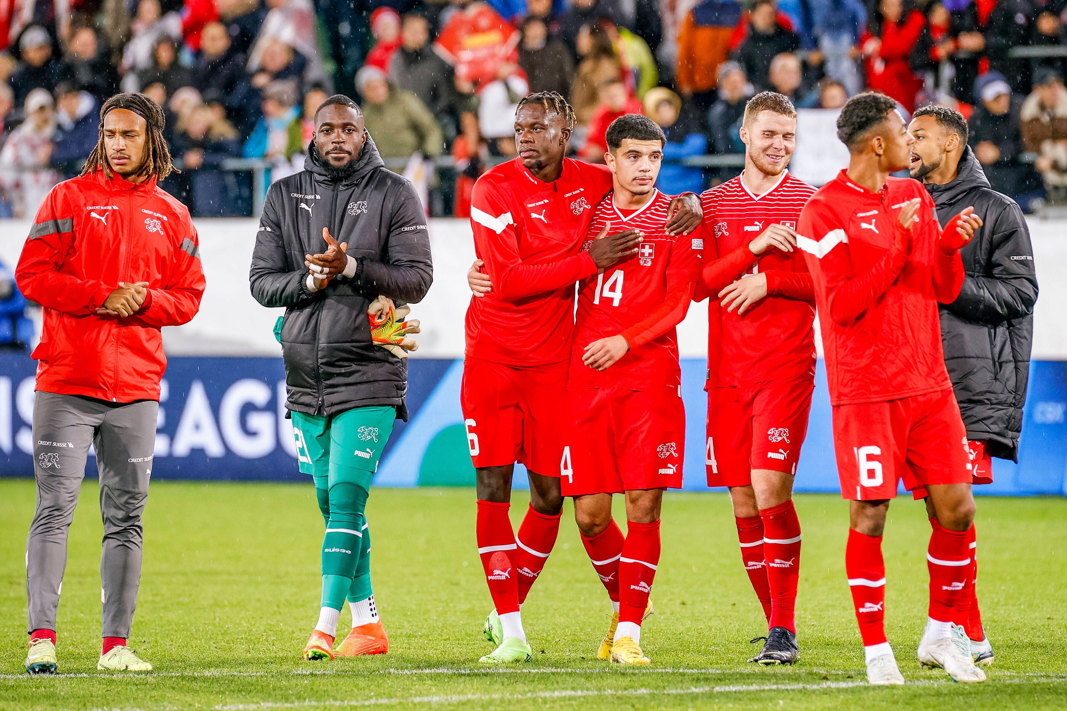 Zeki Amdouni (4.v.l.) wird nach seinem Länderspiel-Debüt für die Schweiz am 27. September 2022 von Denis Zakaria (3.v.l.) umarmt. Gladbach-Verteidiger Nico Elvedi (3.v.r.) steht neben den beiden.