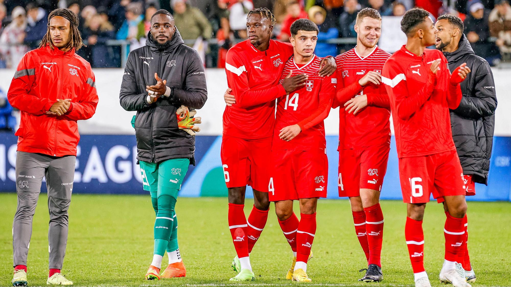 Zeki Amdouni (4.v.l.) wird nach seinem Länderspiel-Debüt für die Schweiz am 27. September 2022 von Denis Zakaria (3.v.l.) umarmt. Gladbach-Verteidiger Nico Elvedi (3.v.r.) steht neben den beiden.