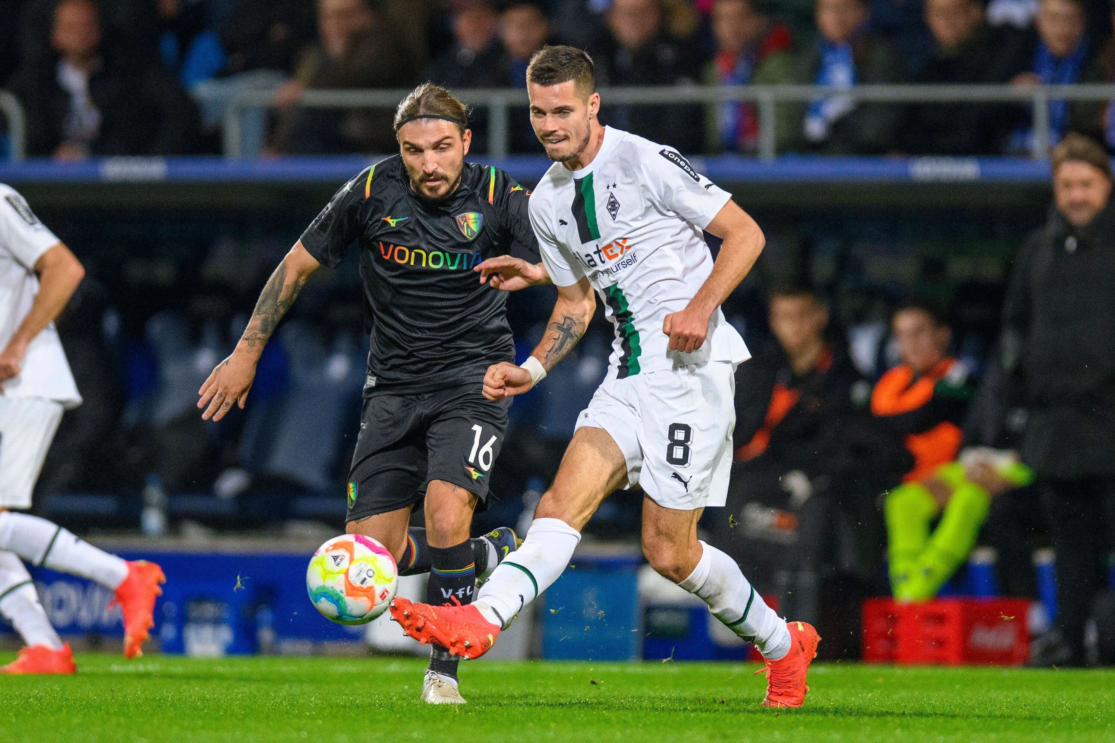 Julian Weigl von Borussia Mönchengladbach (r.) im Zweikampf mit Kostas Stafylidis vom VfL Bochum. Das Foto stammt vom Bundesliga-Hinspiel am 8. November 2022 im Ruhrstadion.