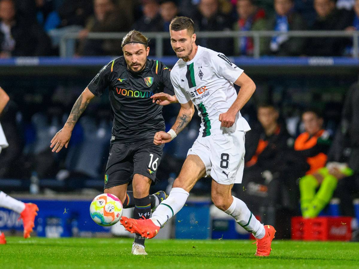 Julian Weigl von Borussia Mönchengladbach (r.) im Zweikampf mit Kostas Stafylidis vom VfL Bochum. Das Foto stammt vom Bundesliga-Hinspiel am 8. November 2022 im Ruhrstadion.