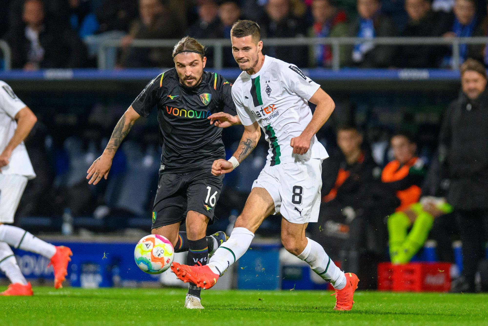 Julian Weigl von Borussia Mönchengladbach (r.) im Zweikampf mit Kostas Stafylidis vom VfL Bochum. Das Foto stammt vom Bundesliga-Hinspiel am 8. November 2022 im Ruhrstadion.