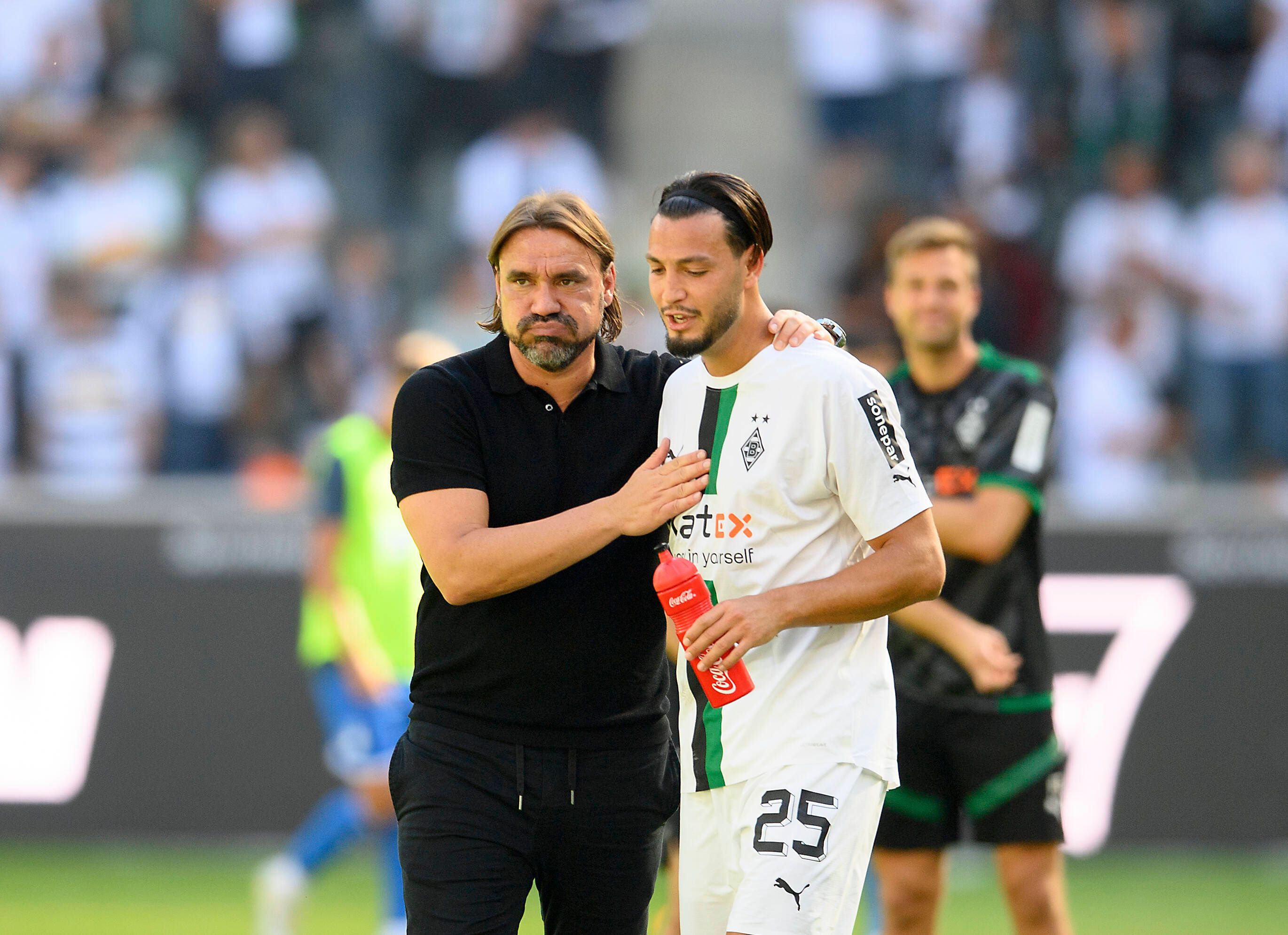 Daniel Farke, Trainer von Borussia Mönchengladbach, schlägt Ramy Bensebaini nach einem Bundesliga-Sieg am 6. August 2022 auf die Brust