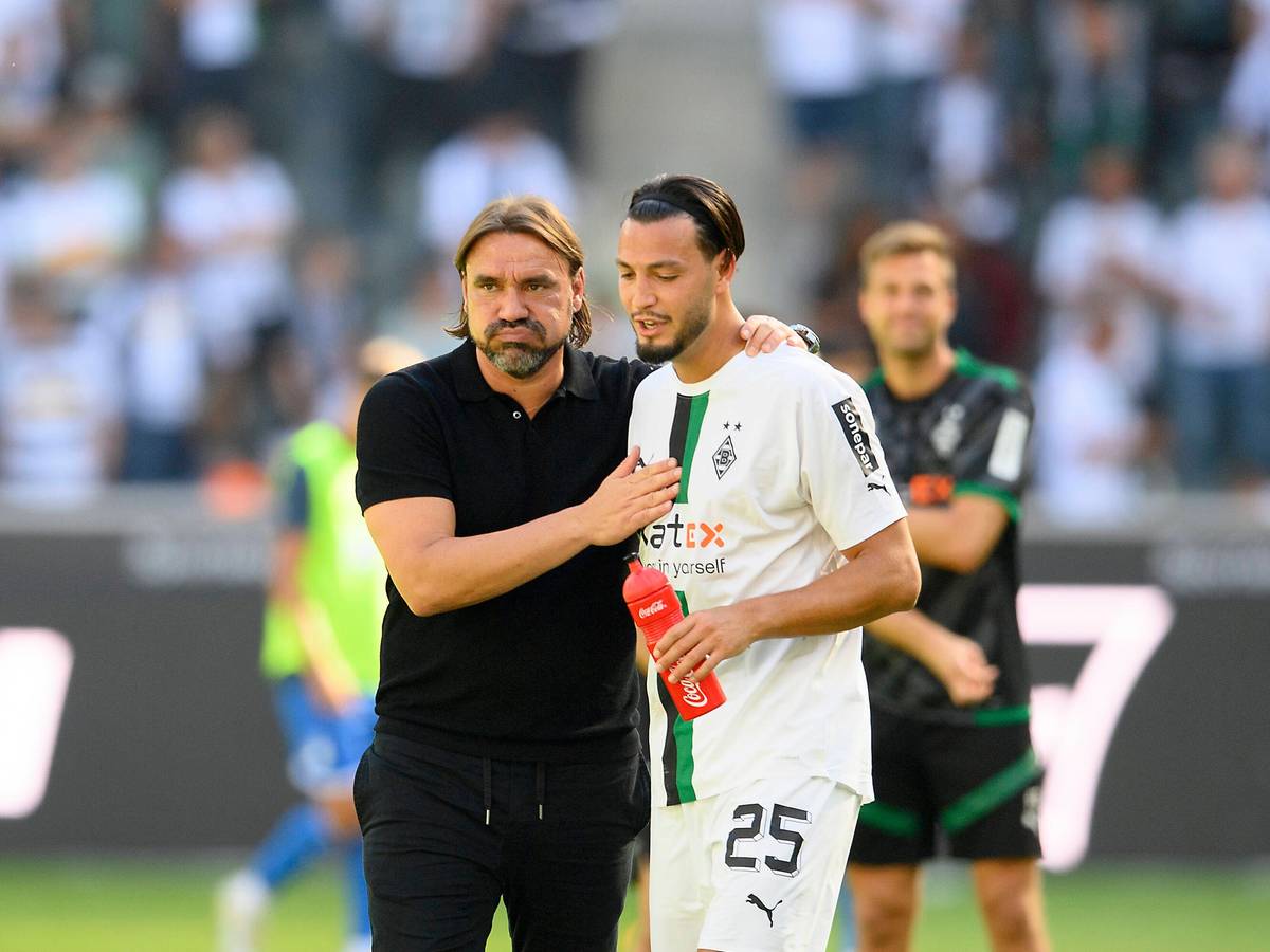 Daniel Farke, Trainer von Borussia Mönchengladbach, schlägt Ramy Bensebaini nach einem Bundesliga-Sieg am 6. August 2022 auf die Brust