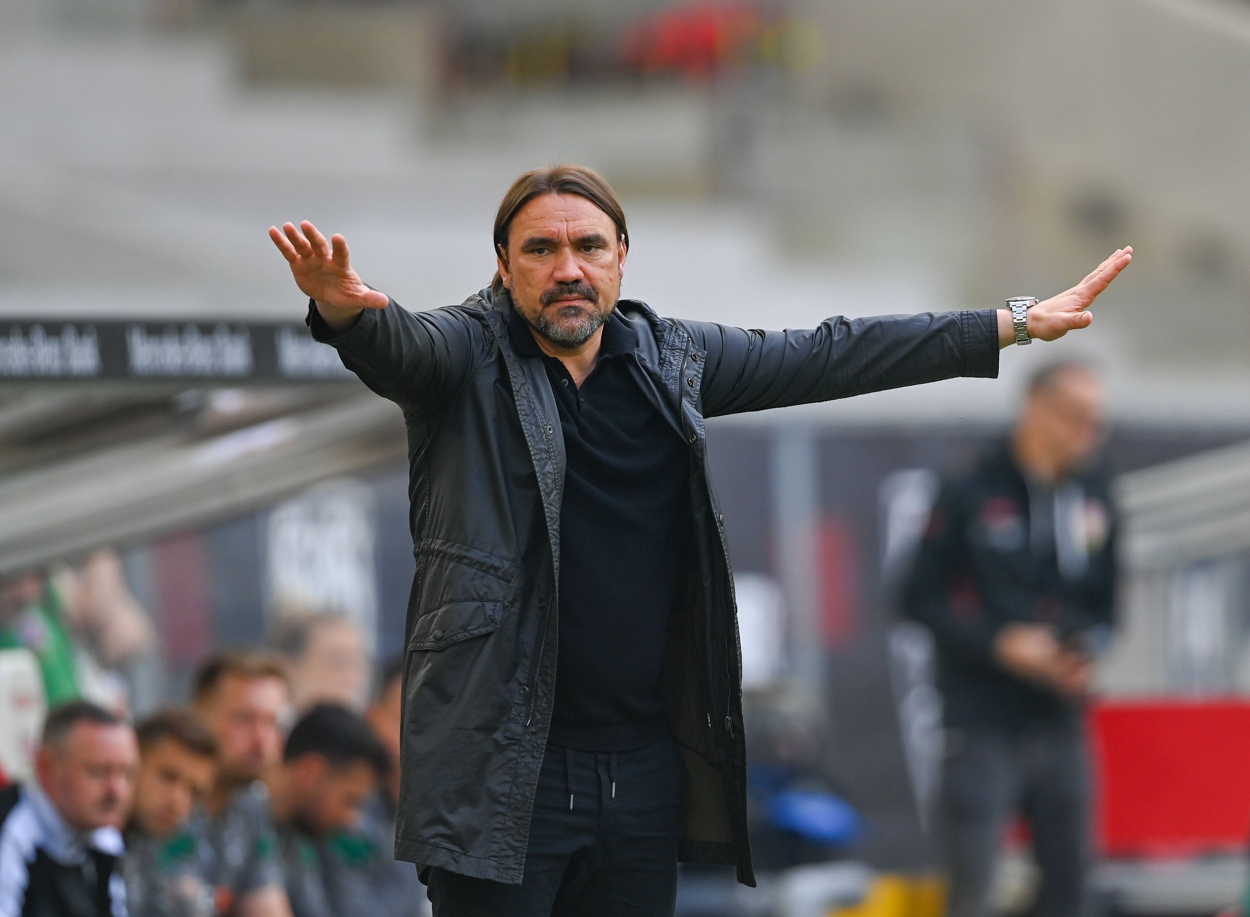Daniel Farke, Trainer von Borussia Mönchengladbach, während des Auswärtsspiels am 29. April 2023 beim VfB Stuttgart an der Seitenlinie. Farke hat beide Arme seitlich abgespreizt, und fordert so Ruhe seiner Mannschaft.