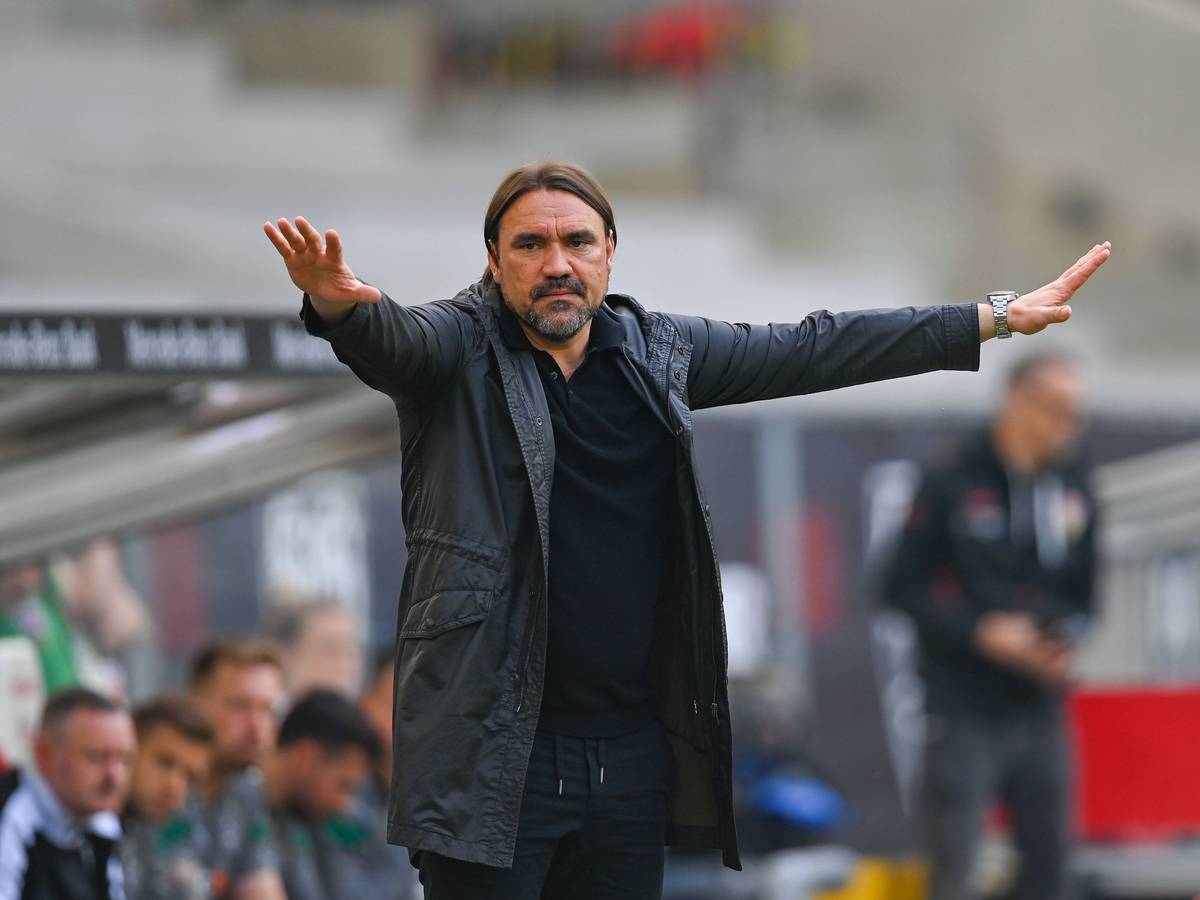 Daniel Farke, Trainer von Borussia Mönchengladbach, während des Auswärtsspiels am 29. April 2023 beim VfB Stuttgart an der Seitenlinie. Farke hat beide Arme seitlich abgespreizt, und fordert so Ruhe seiner Mannschaft.
