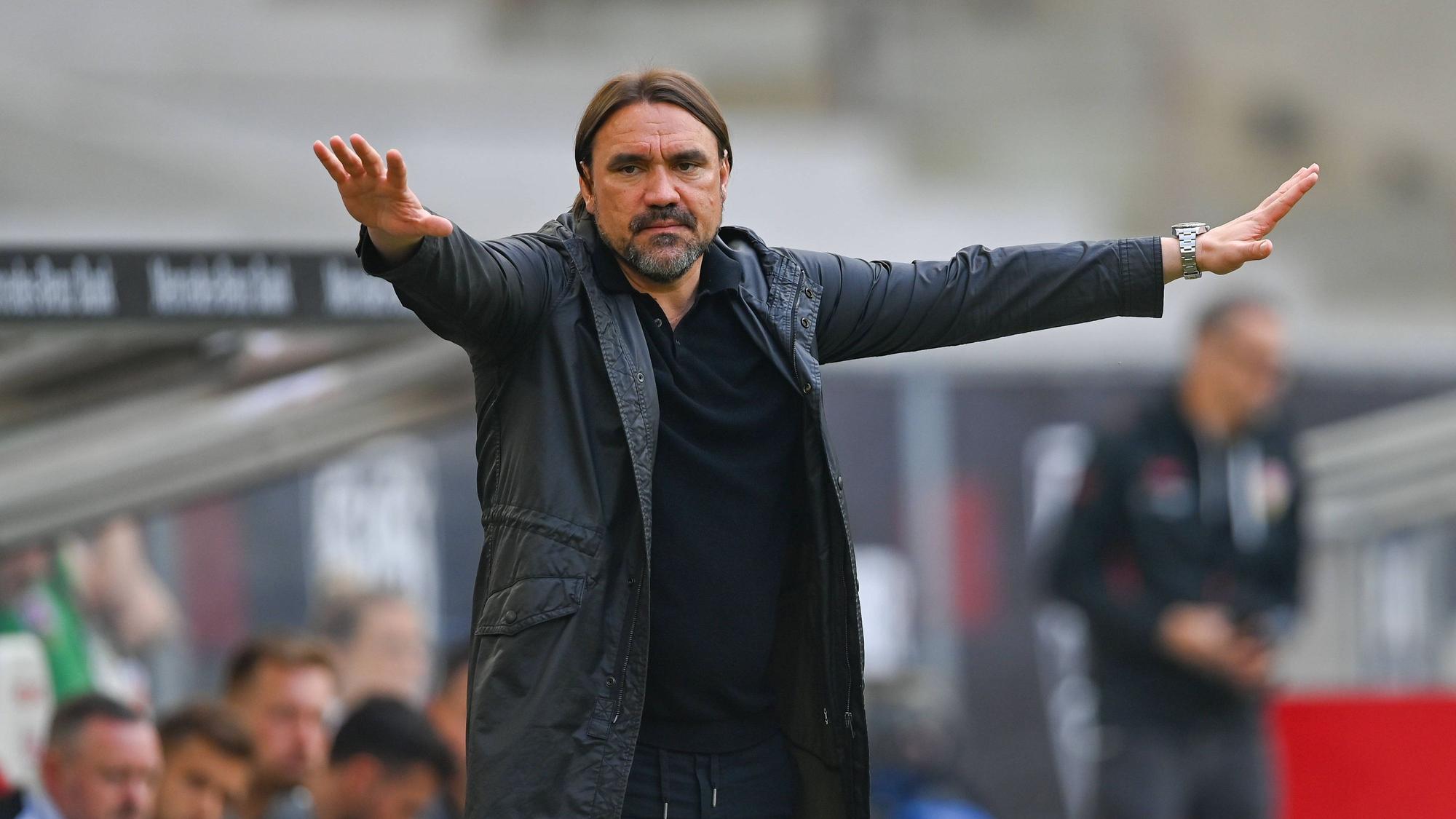 Daniel Farke, Trainer von Borussia Mönchengladbach, während des Auswärtsspiels am 29. April 2023 beim VfB Stuttgart an der Seitenlinie. Farke hat beide Arme seitlich abgespreizt, und fordert so Ruhe seiner Mannschaft.