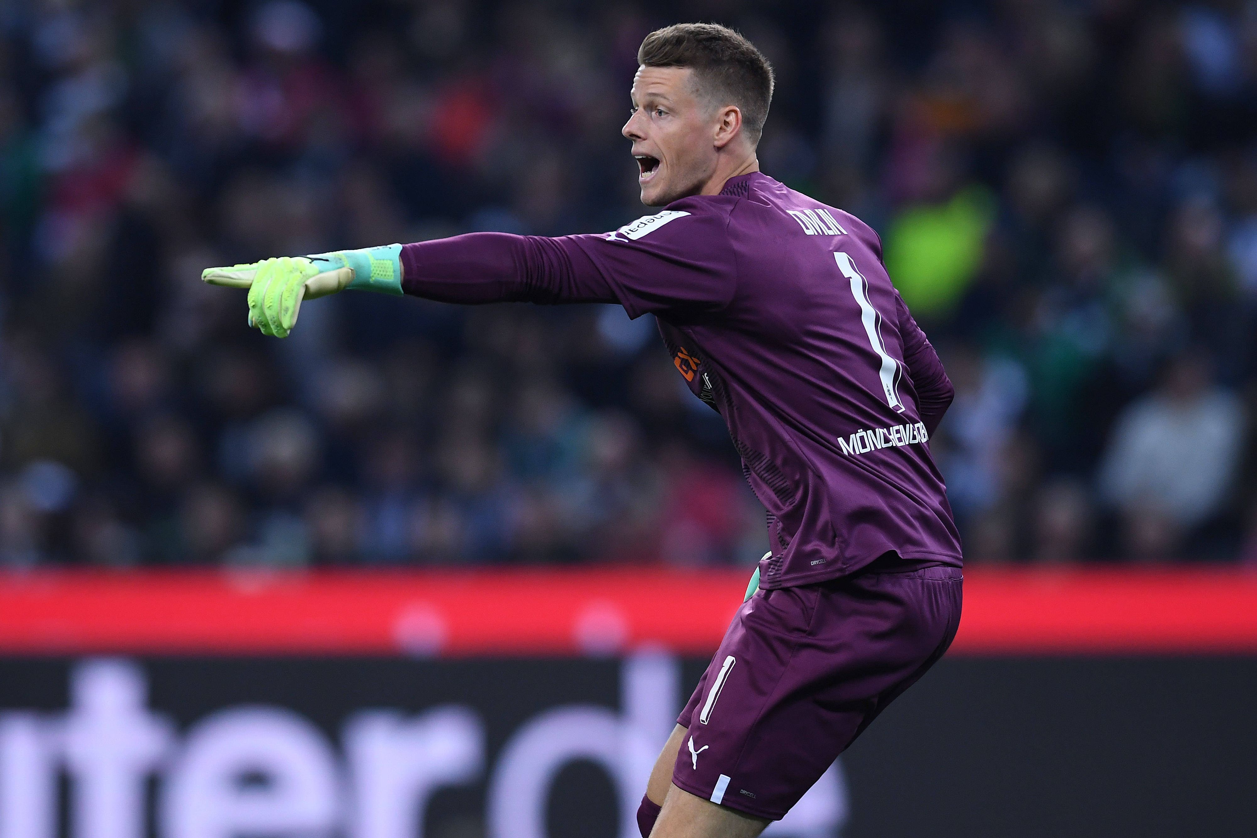 Jonas Omlin, Torwart von Borussia Mönchengladbach, gibt am 23. April 2023 im Spiel gegen Union Berlin Anweisungen.