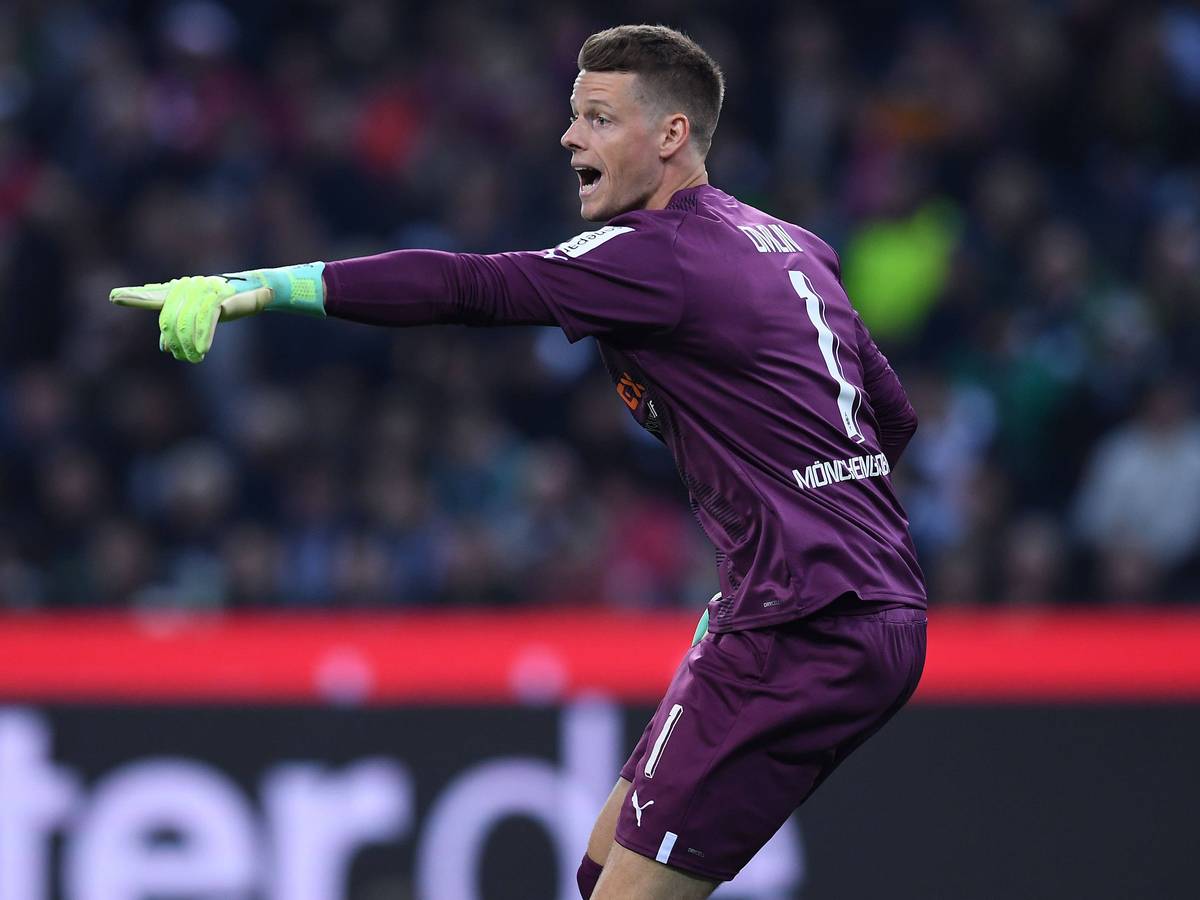 Jonas Omlin, Torwart von Borussia Mönchengladbach, gibt am 23. April 2023 im Spiel gegen Union Berlin Anweisungen.