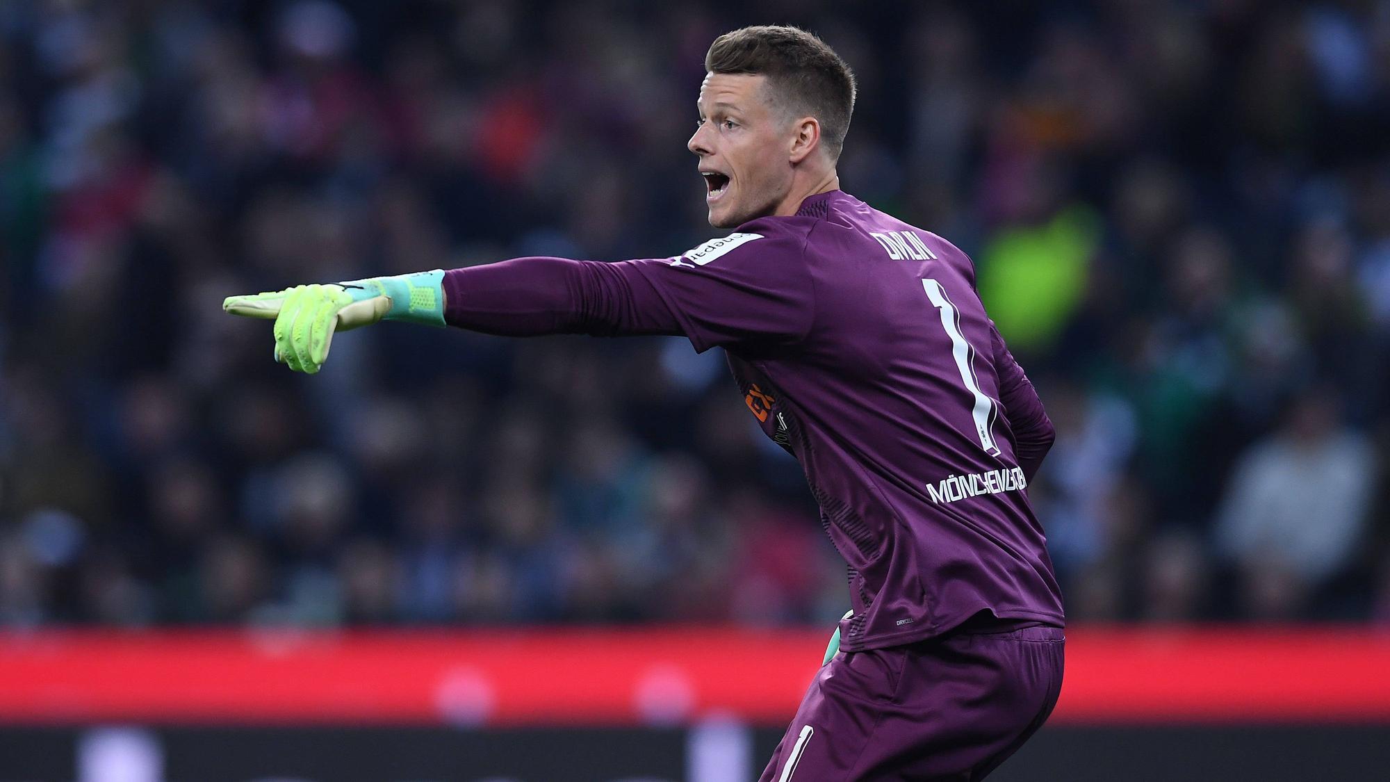 Jonas Omlin, Torwart von Borussia Mönchengladbach, gibt am 23. April 2023 im Spiel gegen Union Berlin Anweisungen.