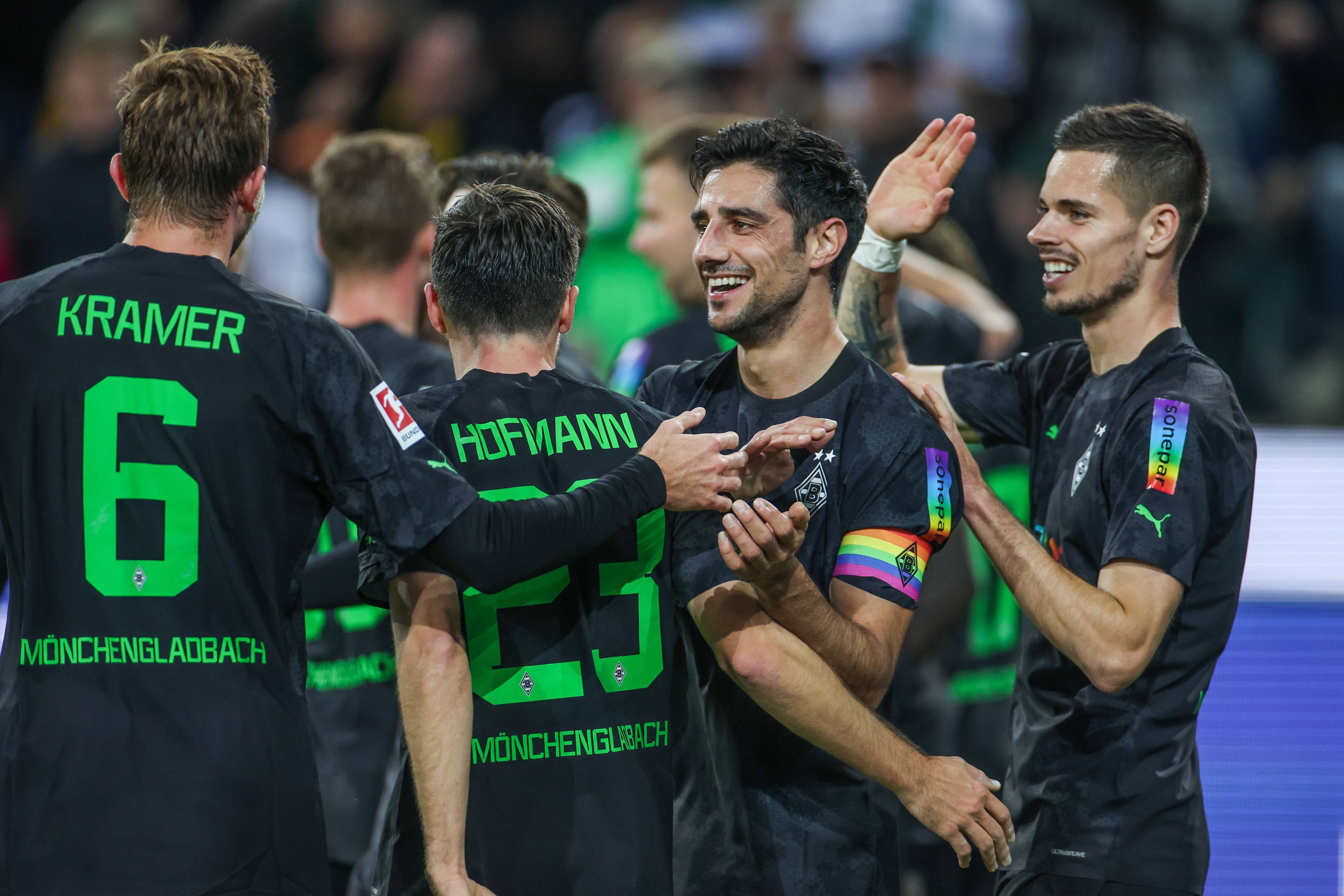 Christoph Kramer, Jonas Hofmann, Lars Stindl und Julian Weigl (v. l. n. r) bejubeln am 11. November 2022 gemeinsam ein Tor für Borussia Mönchengladbach gegen Borussia Dortmund.