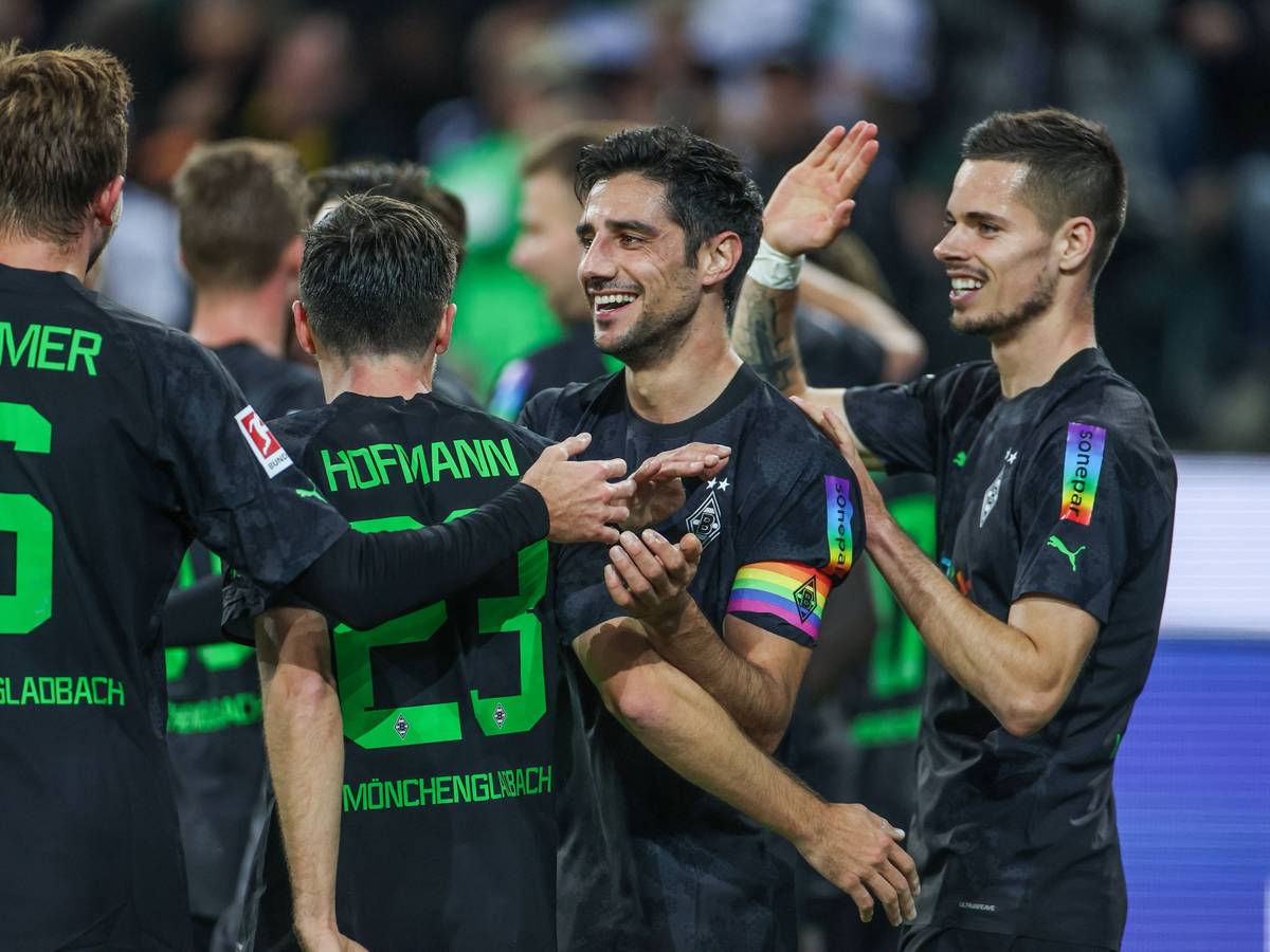 Christoph Kramer, Jonas Hofmann, Lars Stindl und Julian Weigl (v. l. n. r) bejubeln am 11. November 2022 gemeinsam ein Tor für Borussia Mönchengladbach gegen Borussia Dortmund.
