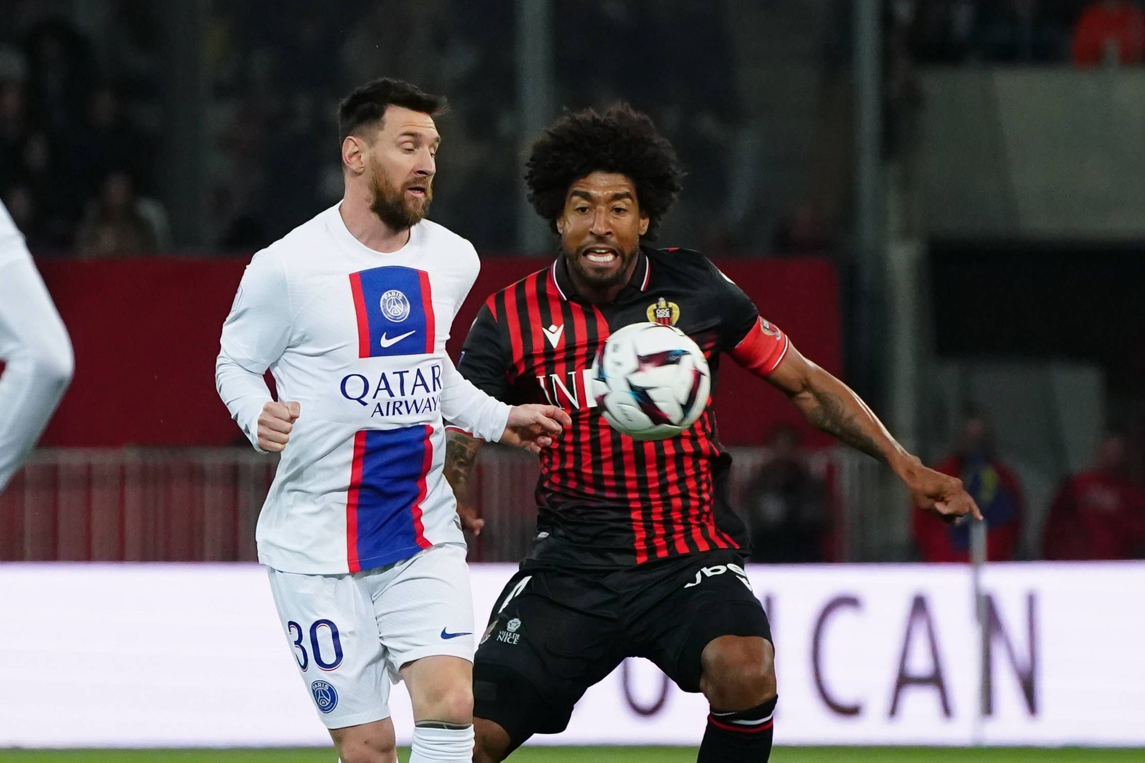 Ex-Gladbach-Profi Dante (r.) am 8. April 2023 im Trikot der OGC Nizza gegen Lionel Messi von Paris Saint-Germain.