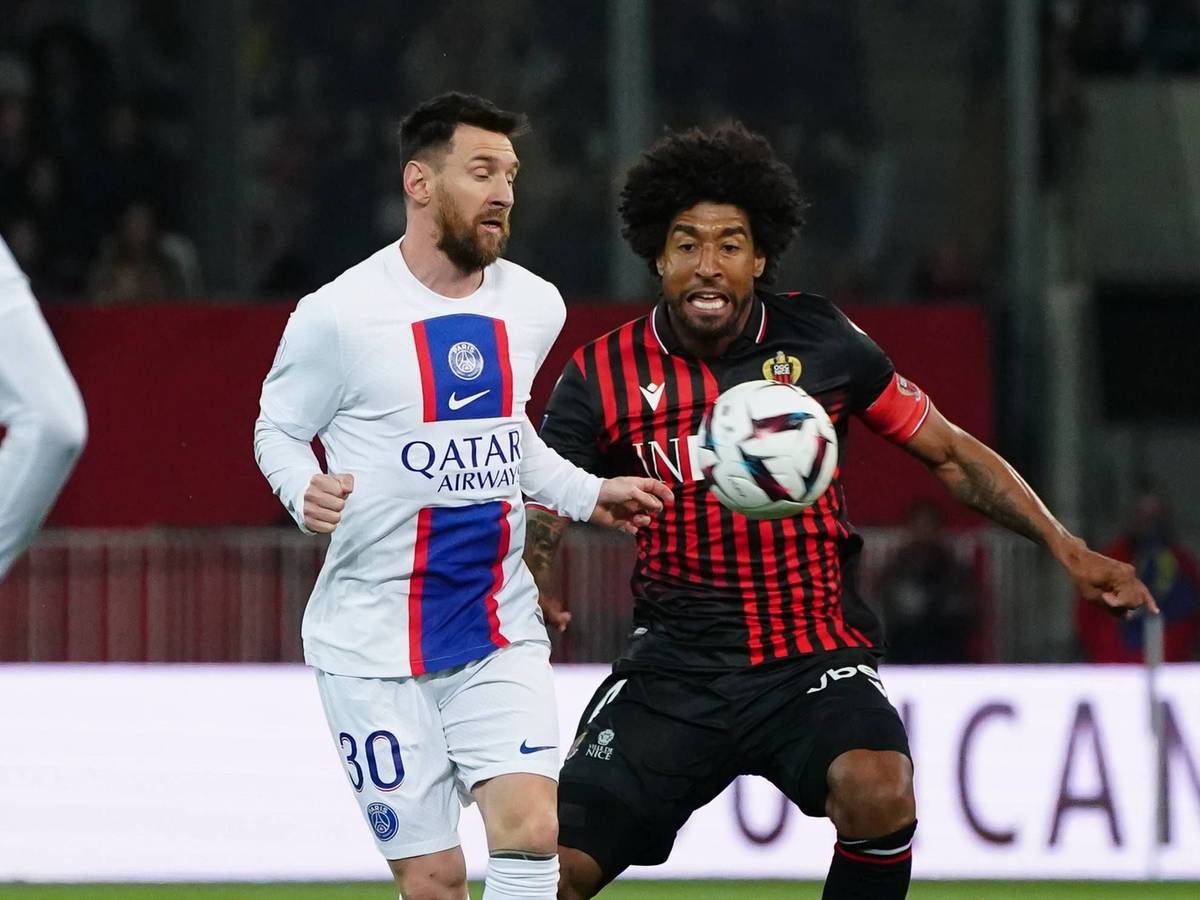 Ex-Gladbach-Profi Dante (r.) am 8. April 2023 im Trikot der OGC Nizza gegen Lionel Messi von Paris Saint-Germain.