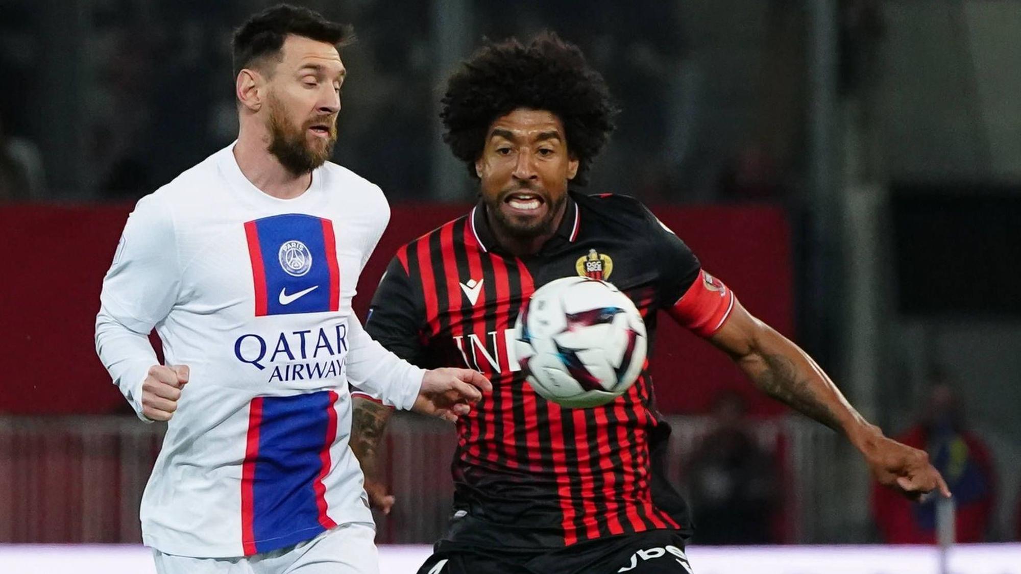 Ex-Gladbach-Profi Dante (r.) am 8. April 2023 im Trikot der OGC Nizza gegen Lionel Messi von Paris Saint-Germain.