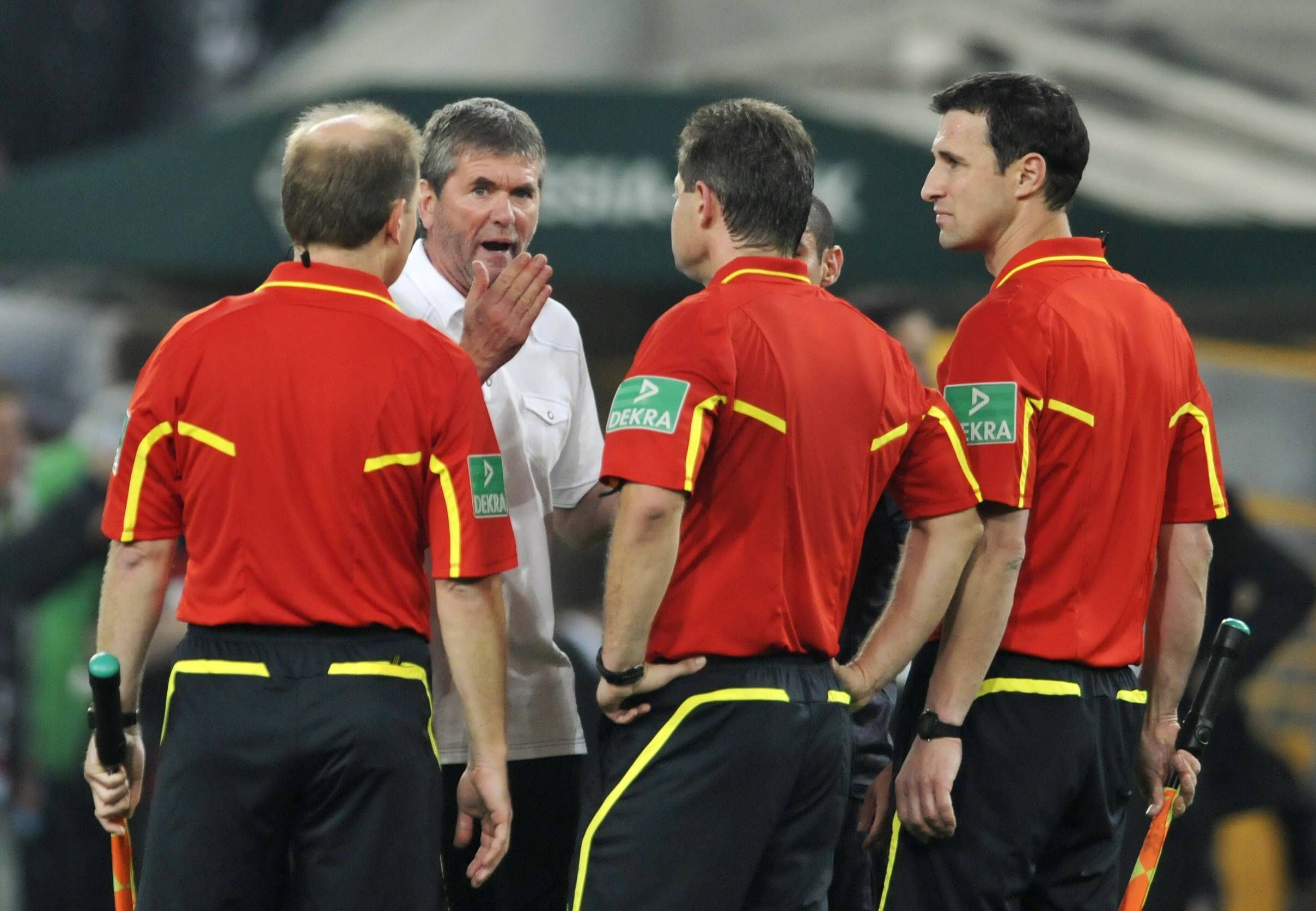 Ex-Bochum-Trainer Friedhelm Funkel diskutiert mit dem Schiedsrichtergespann während des Bundesliga-Relegationskrimis am 19. Mai 2011 gegen Borussia Mönchengladbach im Borussia-Park. Funkel gestikuliert und schimpft sichtlich aufgebracht.