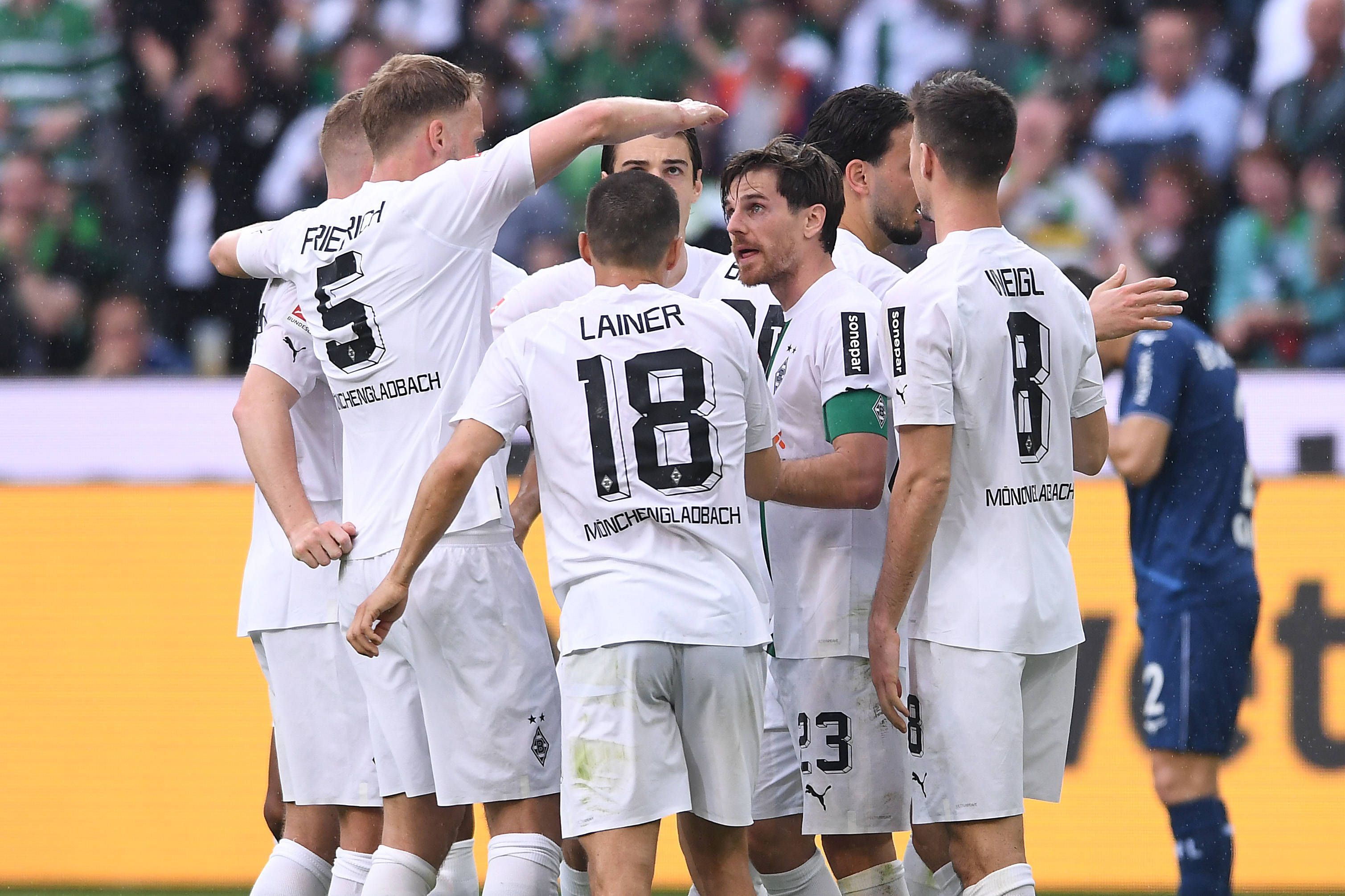 Die Mannschaft von Borussia Mönchengladbach bejubelt das Tor zum zwischenzeitlichen 1:0 gegen den VfL Bochum am 6. Mai 2023.