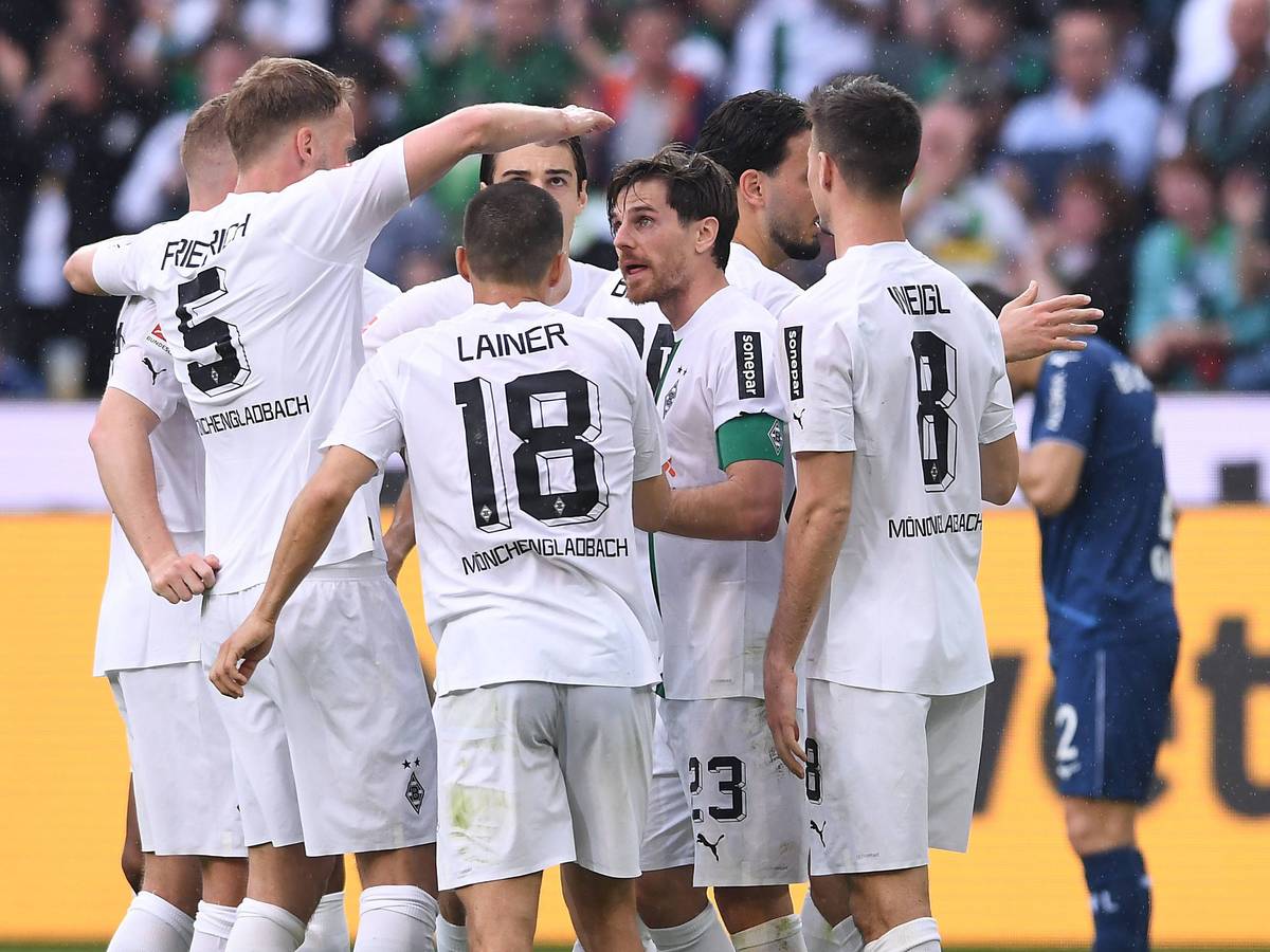 Die Mannschaft von Borussia Mönchengladbach bejubelt das Tor zum zwischenzeitlichen 1:0 gegen den VfL Bochum am 6. Mai 2023.