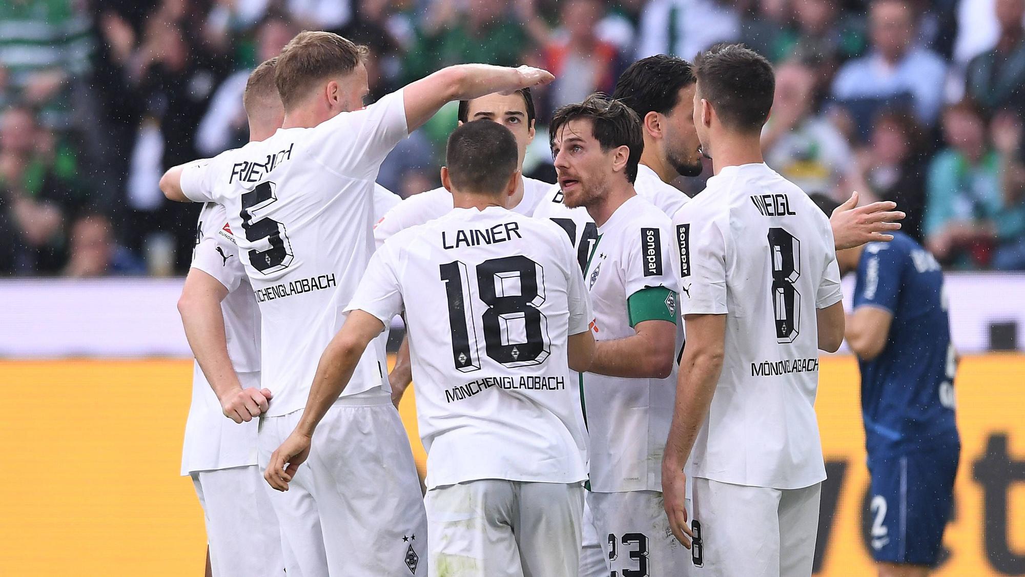Die Mannschaft von Borussia Mönchengladbach bejubelt das Tor zum zwischenzeitlichen 1:0 gegen den VfL Bochum am 6. Mai 2023.