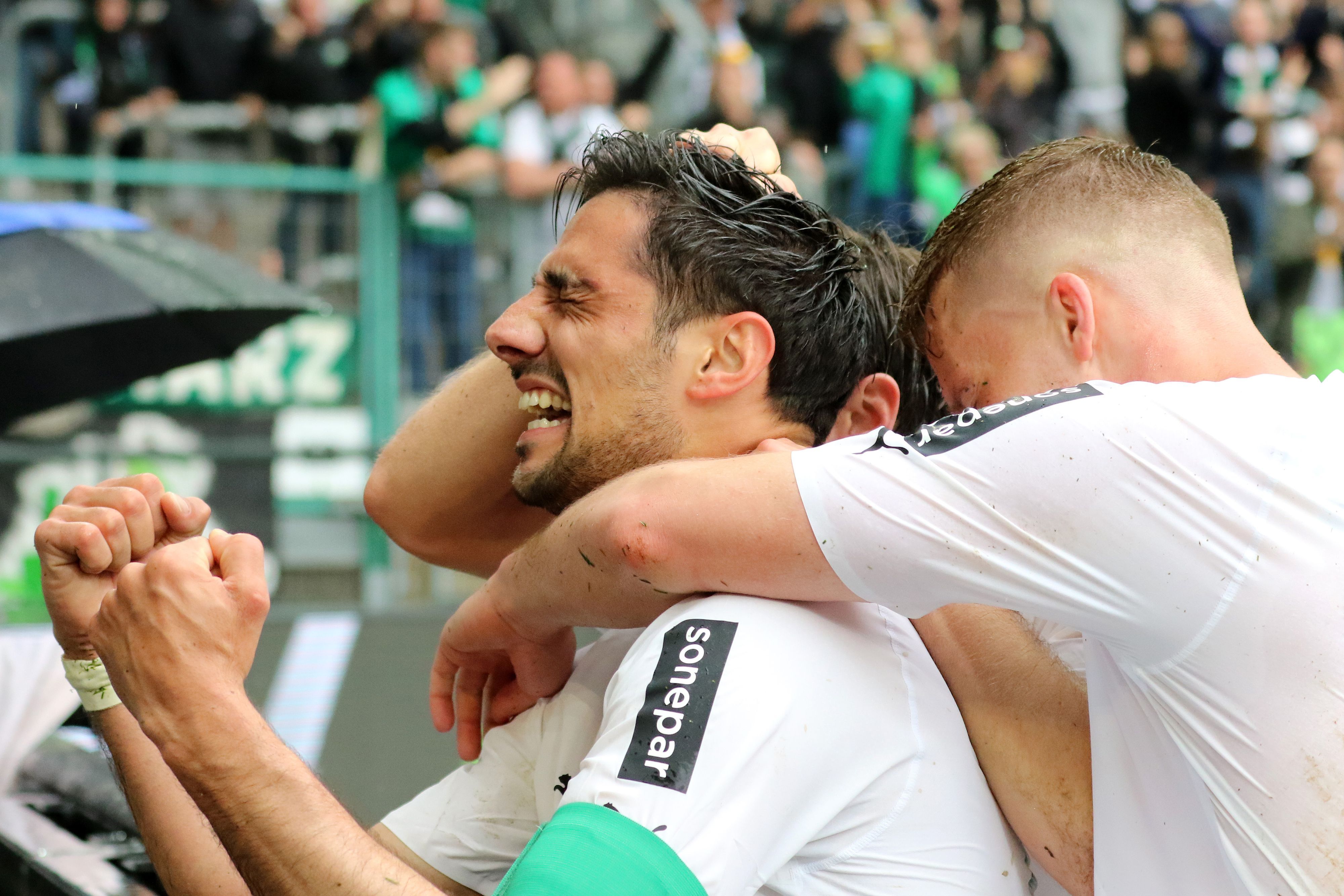 Lars Stindl bejubelt am 6. Mai 2023 seinen Treffer zum 2:0 für Borussia Mönchengladbach gegen den VfL Bochum. Stindl hat die Fäuste geballt und die Augen geschlossen, von hinten wird er von seinen Teamkollegen umarmt.