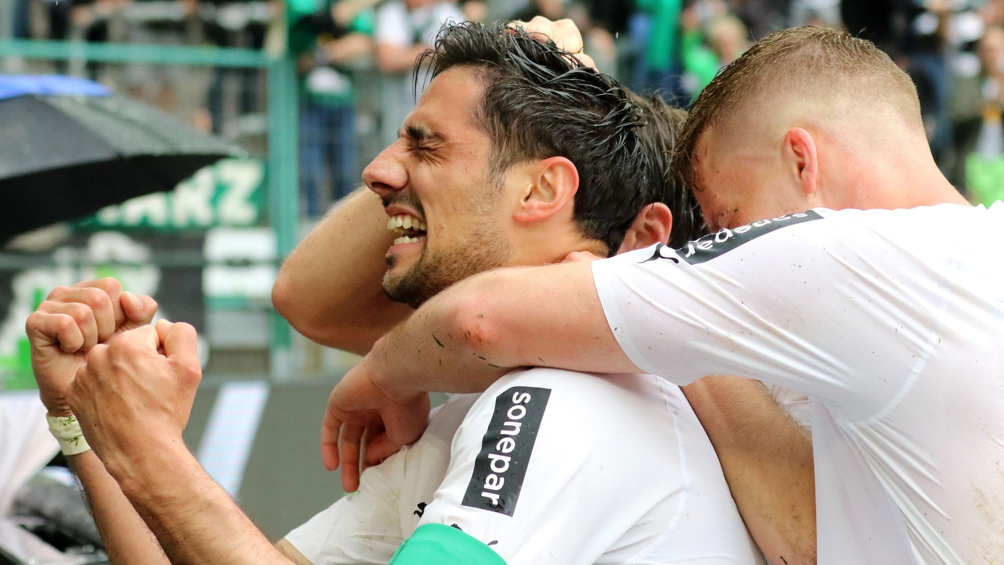 Lars Stindl bejubelt am 6. Mai 2023 seinen Treffer zum 2:0 für Borussia Mönchengladbach gegen den VfL Bochum. Stindl hat die Fäuste geballt und die Augen geschlossen, von hinten wird er von seinen Teamkollegen umarmt.