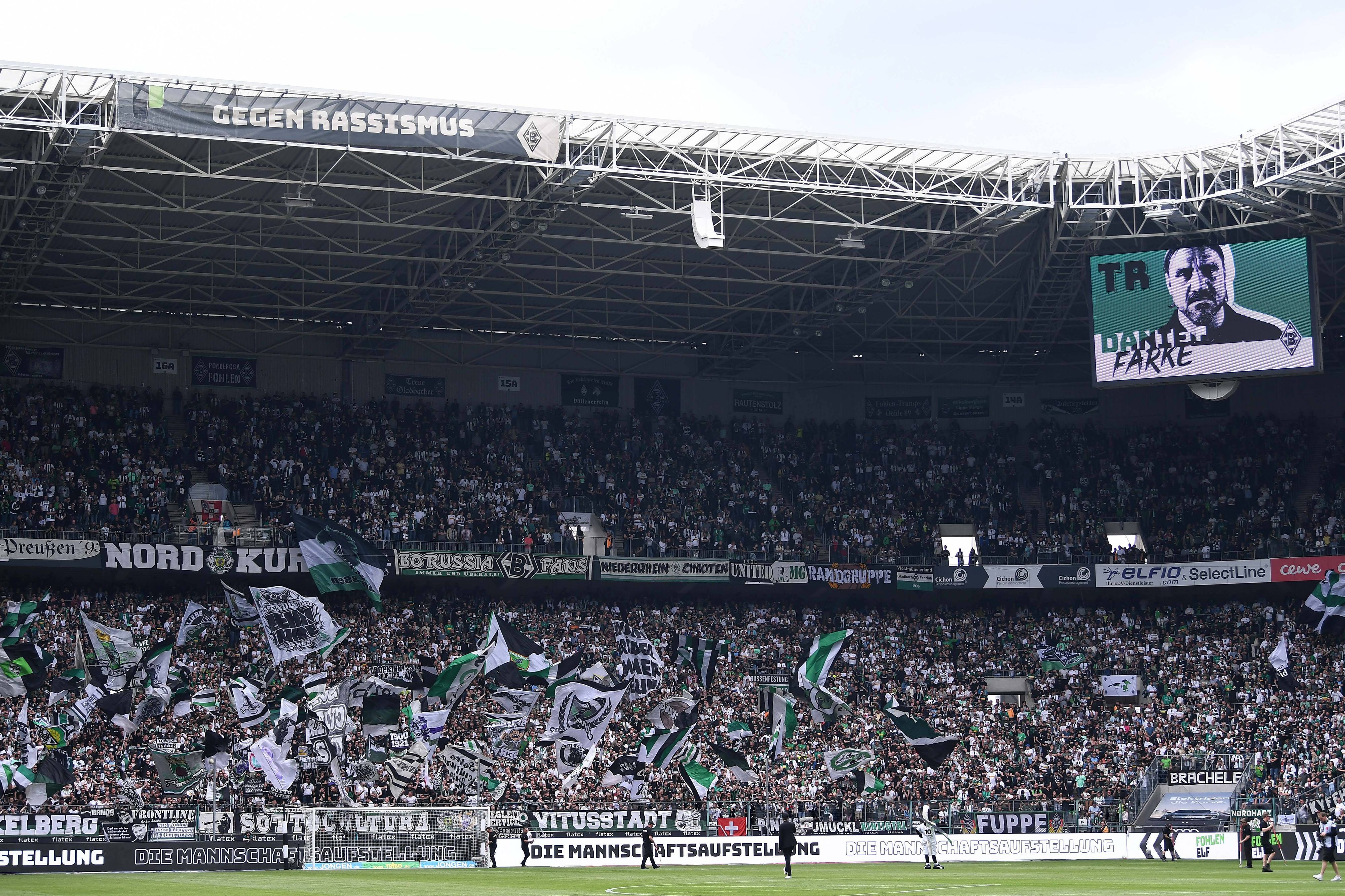 Die Fans in der Nordkurve im Borussia-Park, hier zu sehen vor dem Bundesliga-Spiel (6.Mai 2023) von Borussia Mönchengladbach gegen den VfL Bochum. Die Anhänger singen und schwenken ihre Fahnen.