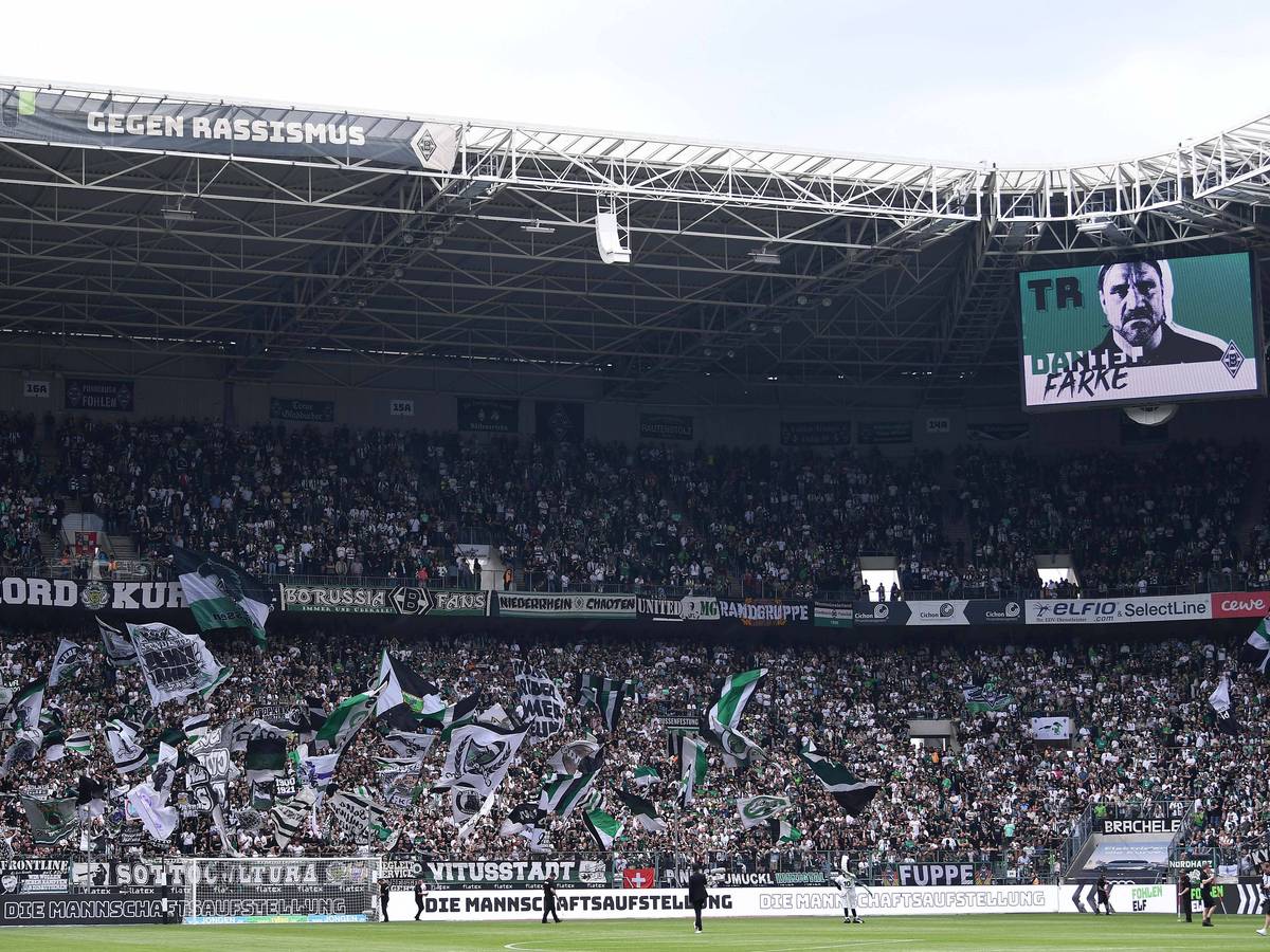 Die Fans in der Nordkurve im Borussia-Park, hier zu sehen vor dem Bundesliga-Spiel (6.Mai 2023) von Borussia Mönchengladbach gegen den VfL Bochum. Die Anhänger singen und schwenken ihre Fahnen.