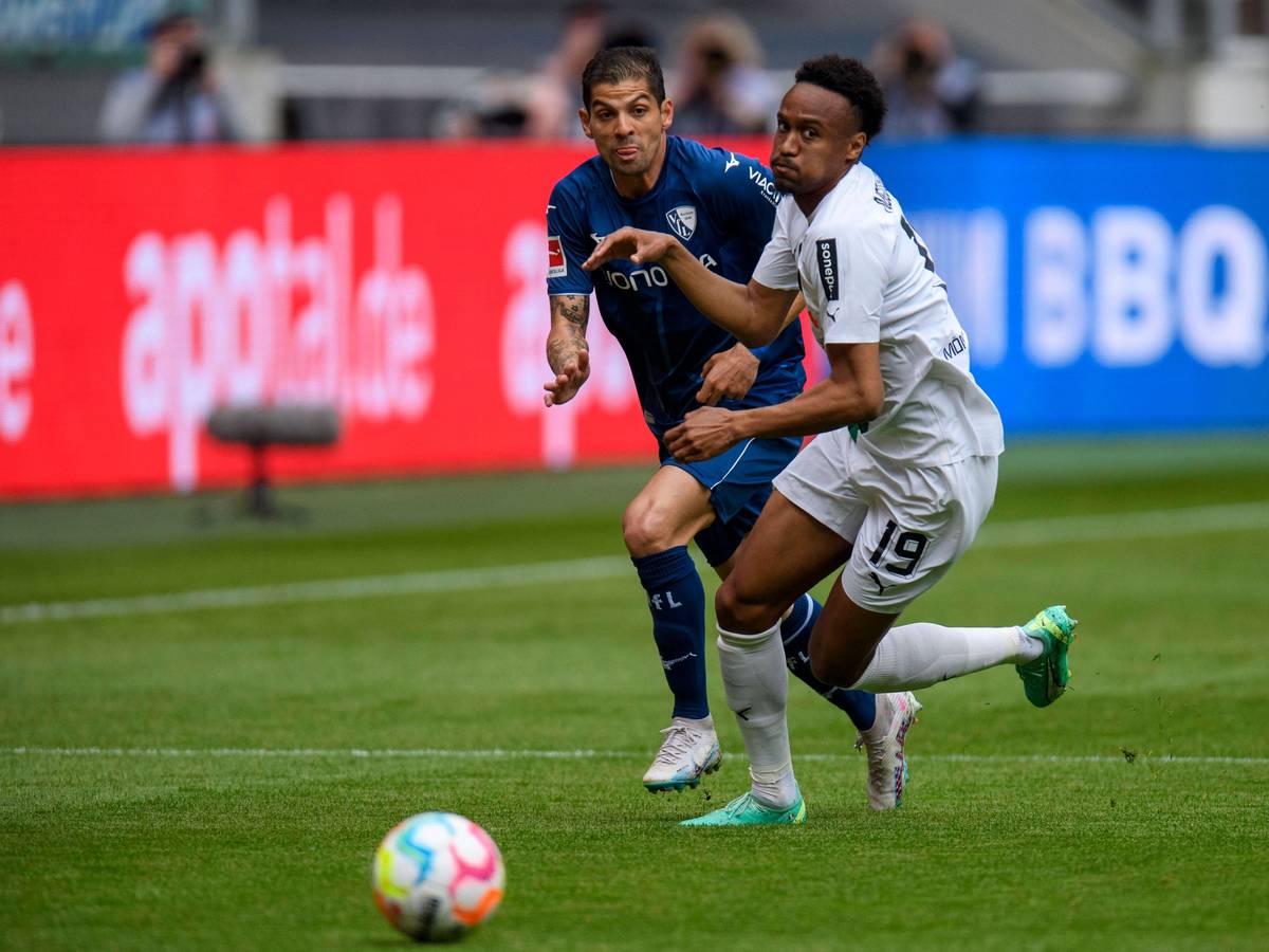 Den Ball im Blick. Nathan Ngoumou (r.) von Borussia Mönchengladbach und Cristian Gamboa vom VfL Bochum am 6. Mai 2023 im Laufduell um das Spielgerät.