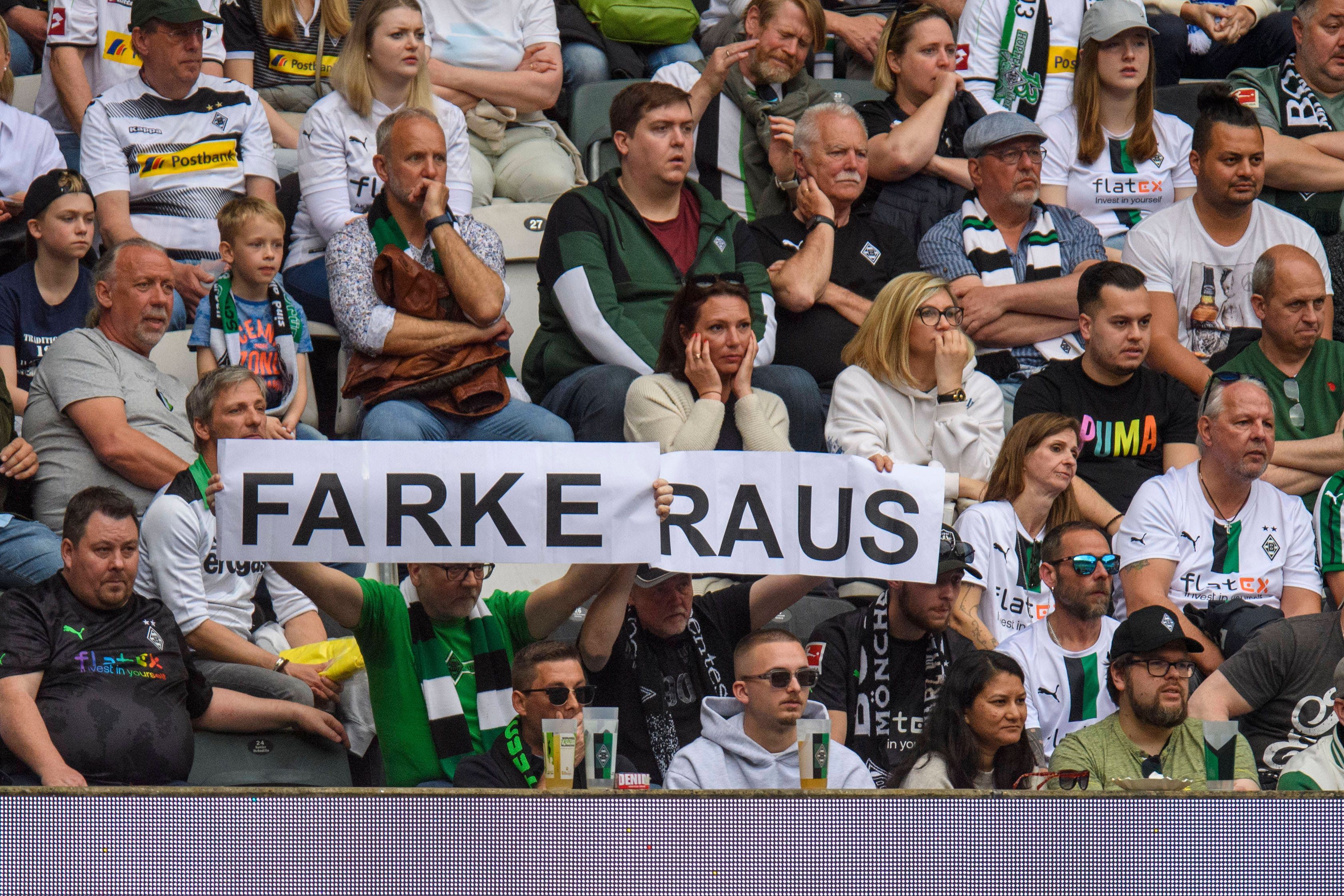 Gladbach-Fans zeigen (6. Mai 2023) im Borussia-Park ein Wut-Banner und fordern die Entlassung von Borussia-Trainer Daniel Farke.
