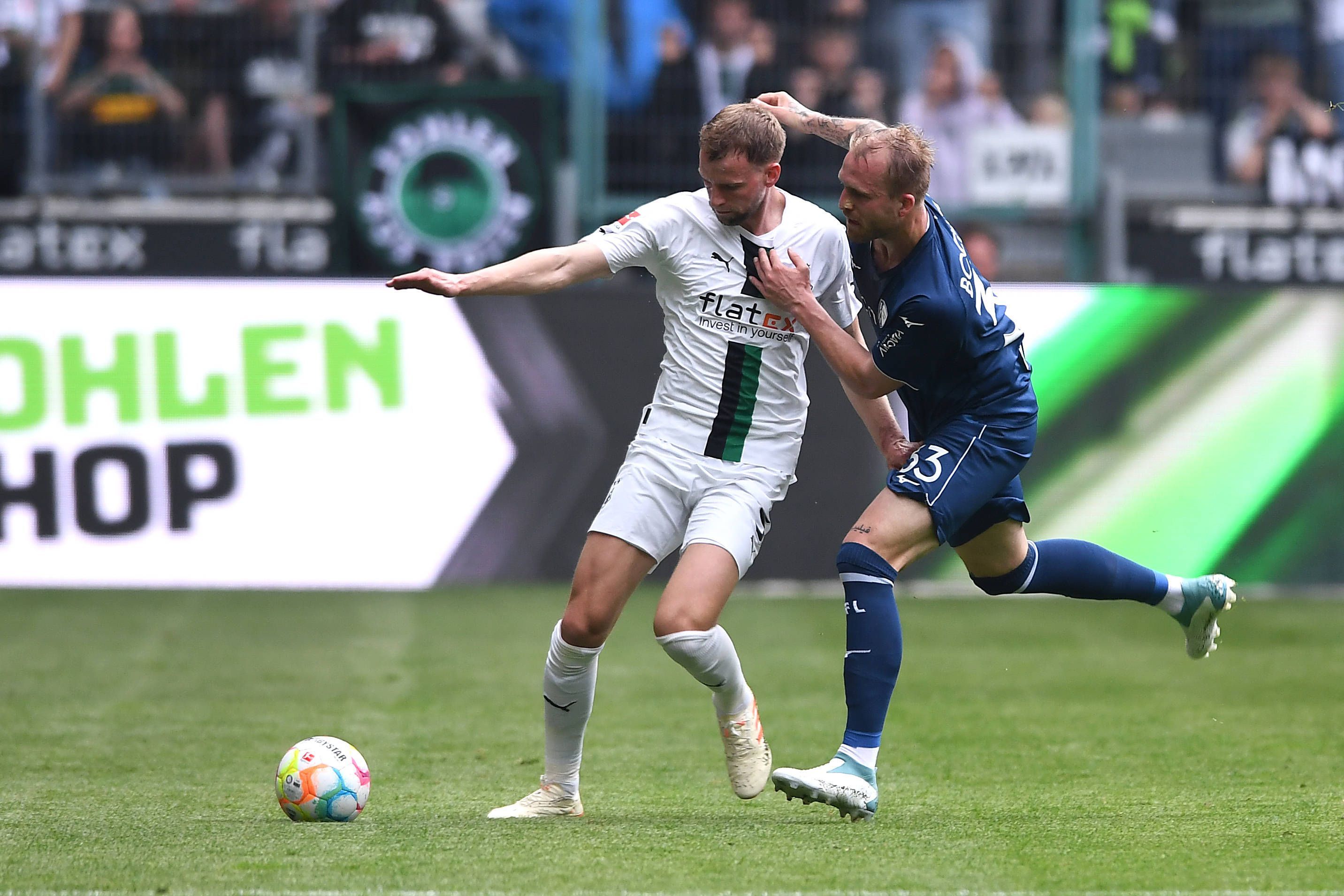 Marvin Friedrich von Borussia Mönchengladbach (l.) setzt sich am 6. Mai 2023 im Zweikampf gegen Philipp Hofmann vom VfL Bochum durch.