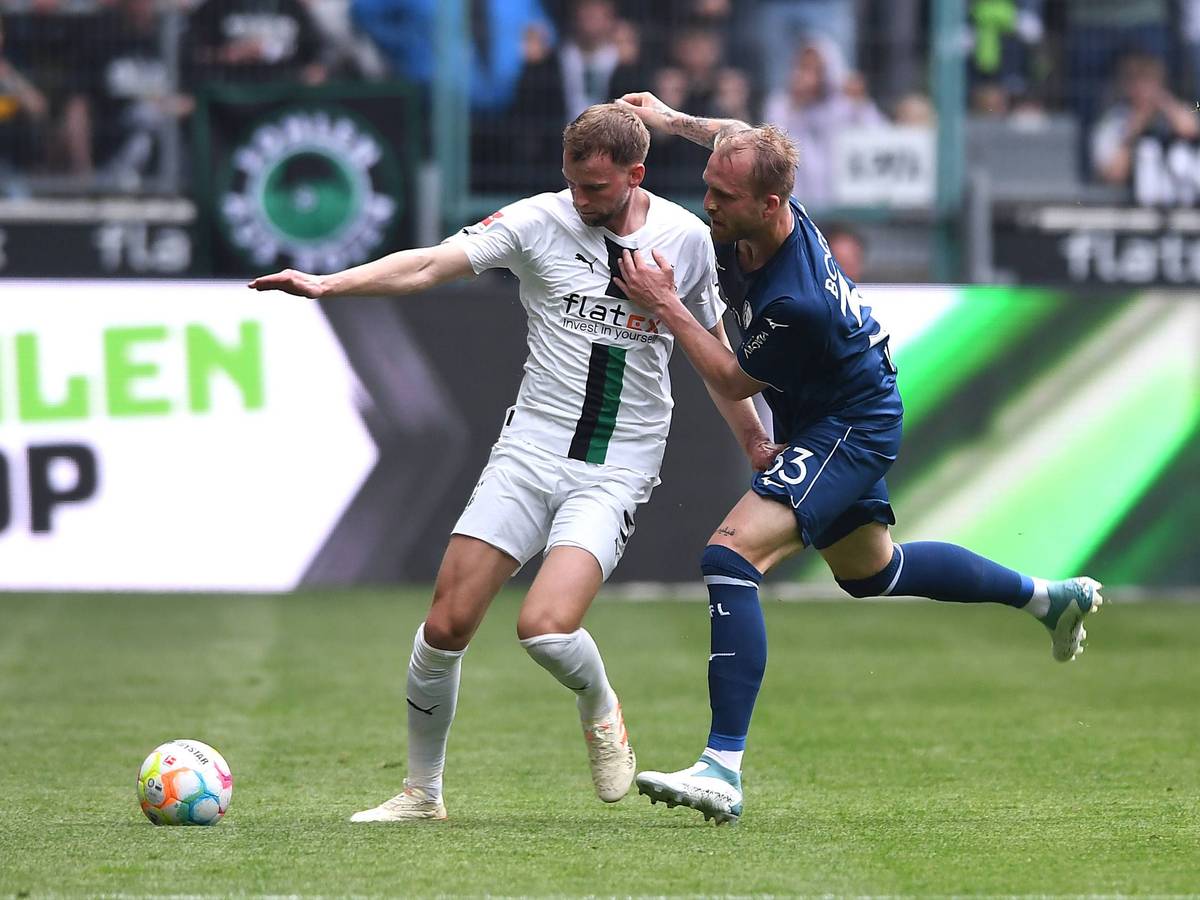 Marvin Friedrich von Borussia Mönchengladbach (l.) setzt sich am 6. Mai 2023 im Zweikampf gegen Philipp Hofmann vom VfL Bochum durch.