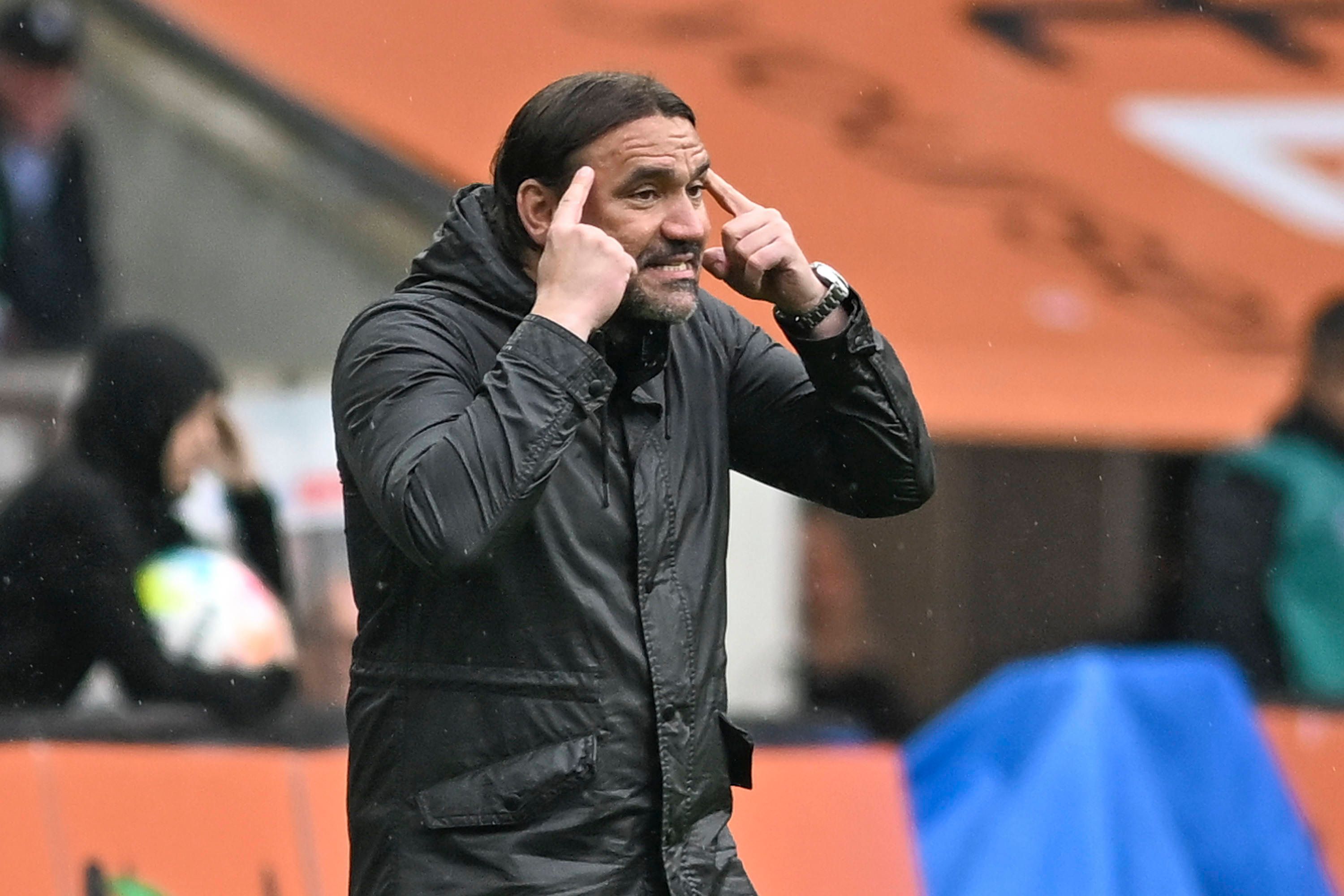 Gladbach-Trainer Daniel Farke, hier zu sehen während der Bundesliga-Partie (6. Mai 2023) gegen den VfL Bochum im Borussia-Park. Farke macht mit seinen beiden Händen eine Geste.
