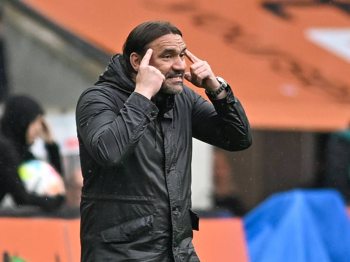 Gladbach-Trainer Daniel Farke, hier zu sehen während der Bundesliga-Partie (6. Mai 2023) gegen den VfL Bochum im Borussia-Park. Farke macht mit seinen beiden Händen eine Geste.
