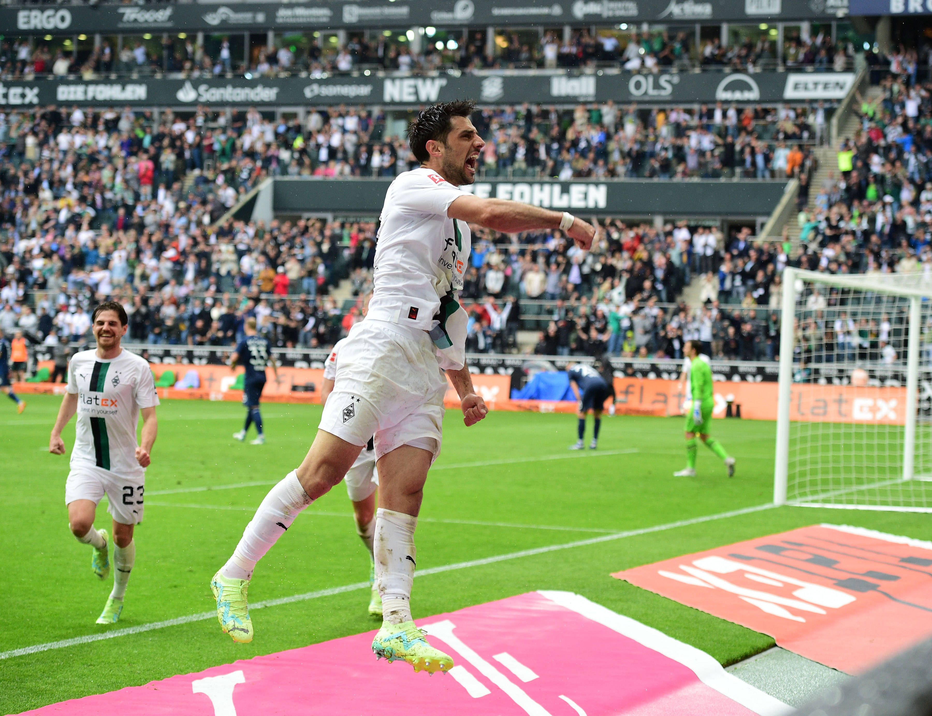 Gladbach-Capitano Lars Stindl bejubelt (6. Mai 2023) im Bundesliga-Duell der Borussia gegen den VfL Bochum seinen Siegtreffer zum 2:0 in der Nachspielzeit.