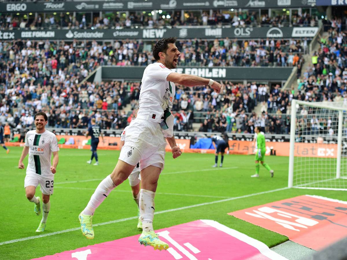 Gladbach-Capitano Lars Stindl bejubelt (6. Mai 2023) im Bundesliga-Duell der Borussia gegen den VfL Bochum seinen Siegtreffer zum 2:0 in der Nachspielzeit.