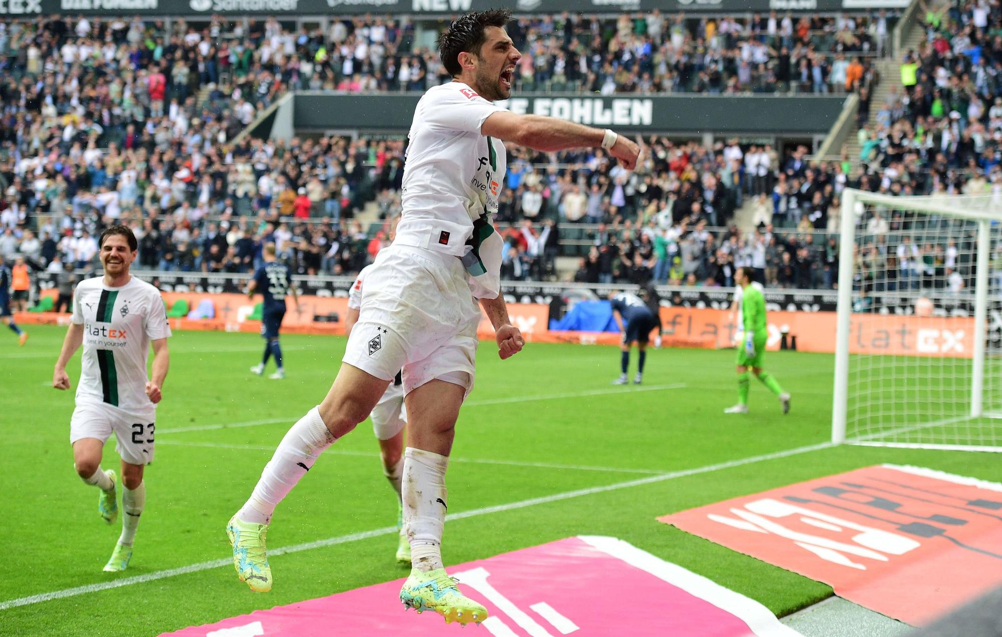 Gladbach-Capitano Lars Stindl bejubelt (6. Mai 2023) im Bundesliga-Duell der Borussia gegen den VfL Bochum seinen Siegtreffer zum 2:0 in der Nachspielzeit.