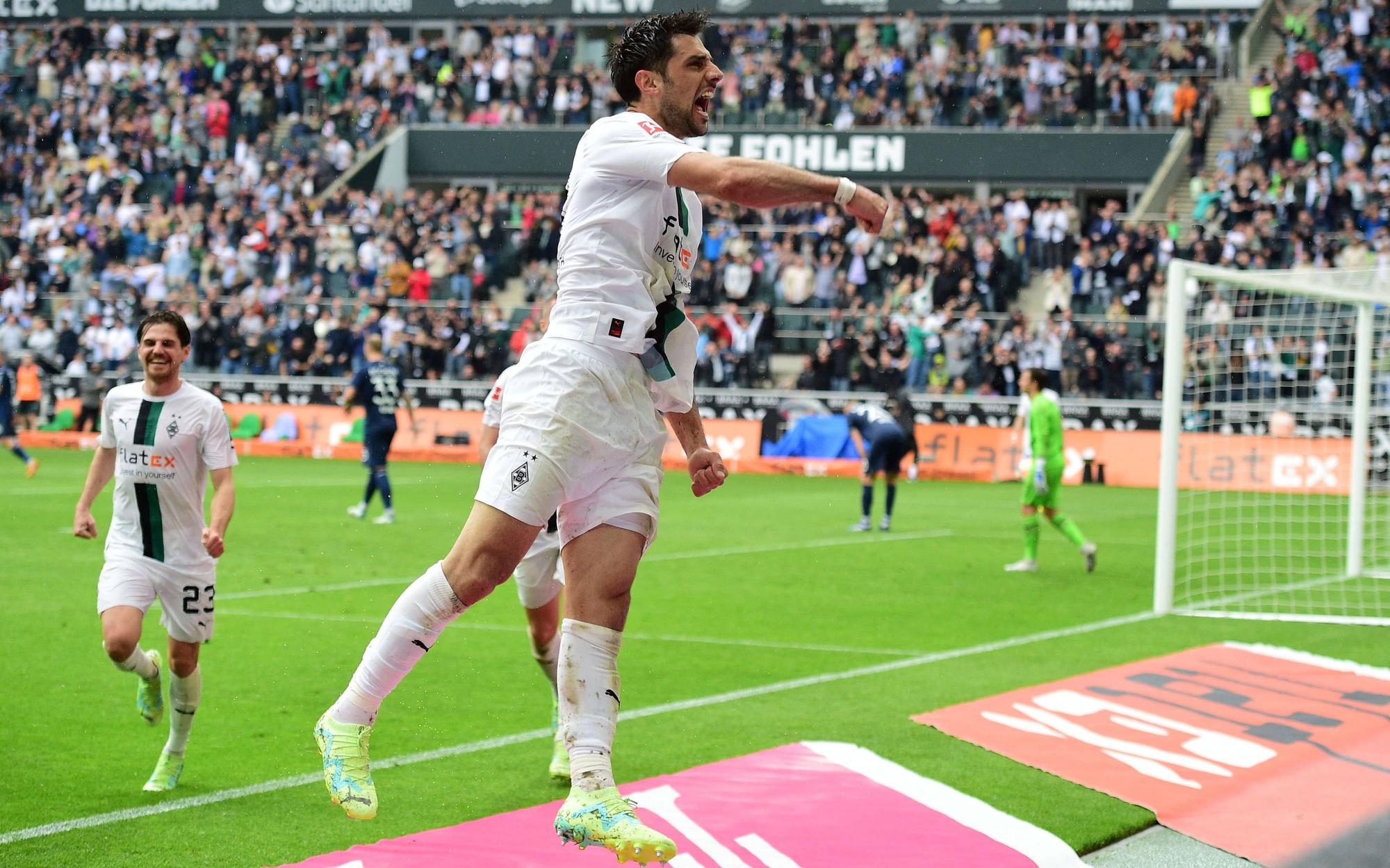 Gladbach-Capitano Lars Stindl bejubelt (6. Mai 2023) im Bundesliga-Duell der Borussia gegen den VfL Bochum seinen Siegtreffer zum 2:0 in der Nachspielzeit.
