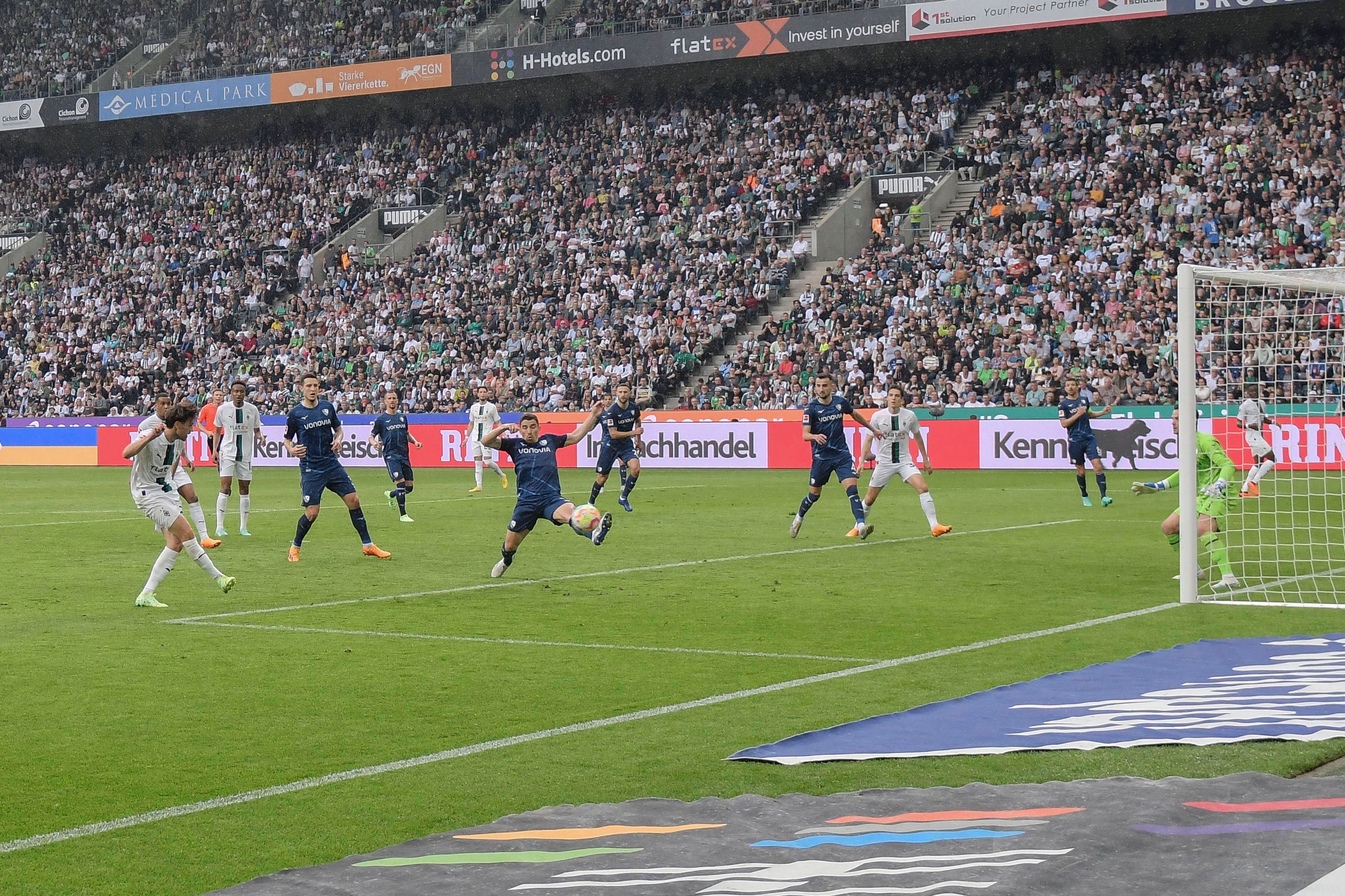 Schuss ins Glück. Jonas Hofmann (l.) trifft per Direktabnahme am 6. Mai 2023 zum 1:0 für Borussia Mönchengladbach gegen den VfL Bochum.