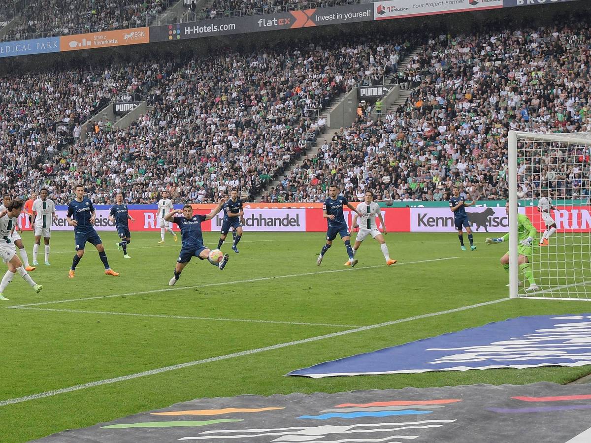 Schuss ins Glück. Jonas Hofmann (l.) trifft per Direktabnahme am 6. Mai 2023 zum 1:0 für Borussia Mönchengladbach gegen den VfL Bochum.