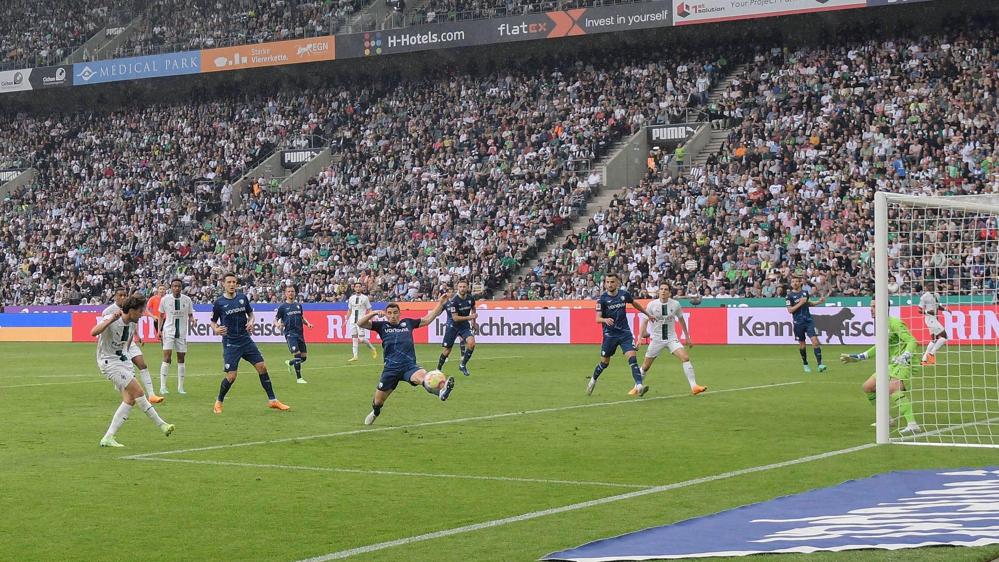Schuss ins Glück. Jonas Hofmann (l.) trifft per Direktabnahme am 6. Mai 2023 zum 1:0 für Borussia Mönchengladbach gegen den VfL Bochum.