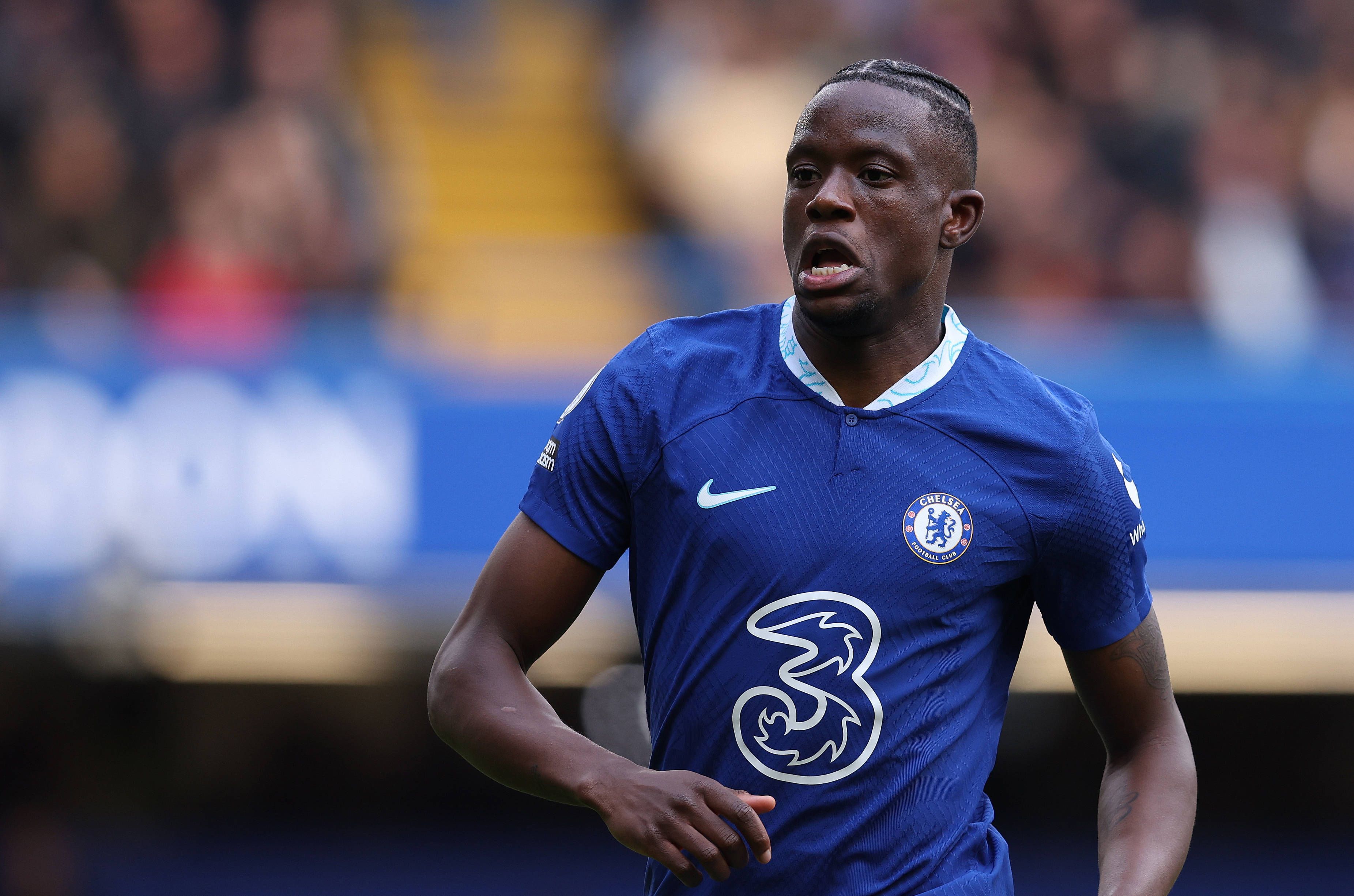 Ex-Gladbach-Profi Denis Zakaria, hier zu sehen am 15. April 2023 im Trikot seines aktuellen Klubs Chelsea London an der Stamford Bridge. Er ist in Bewegung und wirkt fokussiert.