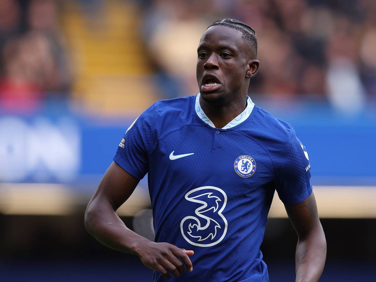 Ex-Gladbach-Profi Denis Zakaria, hier zu sehen am 15. April 2023 im Trikot seines aktuellen Klubs Chelsea London an der Stamford Bridge. Er ist in Bewegung und wirkt fokussiert.
