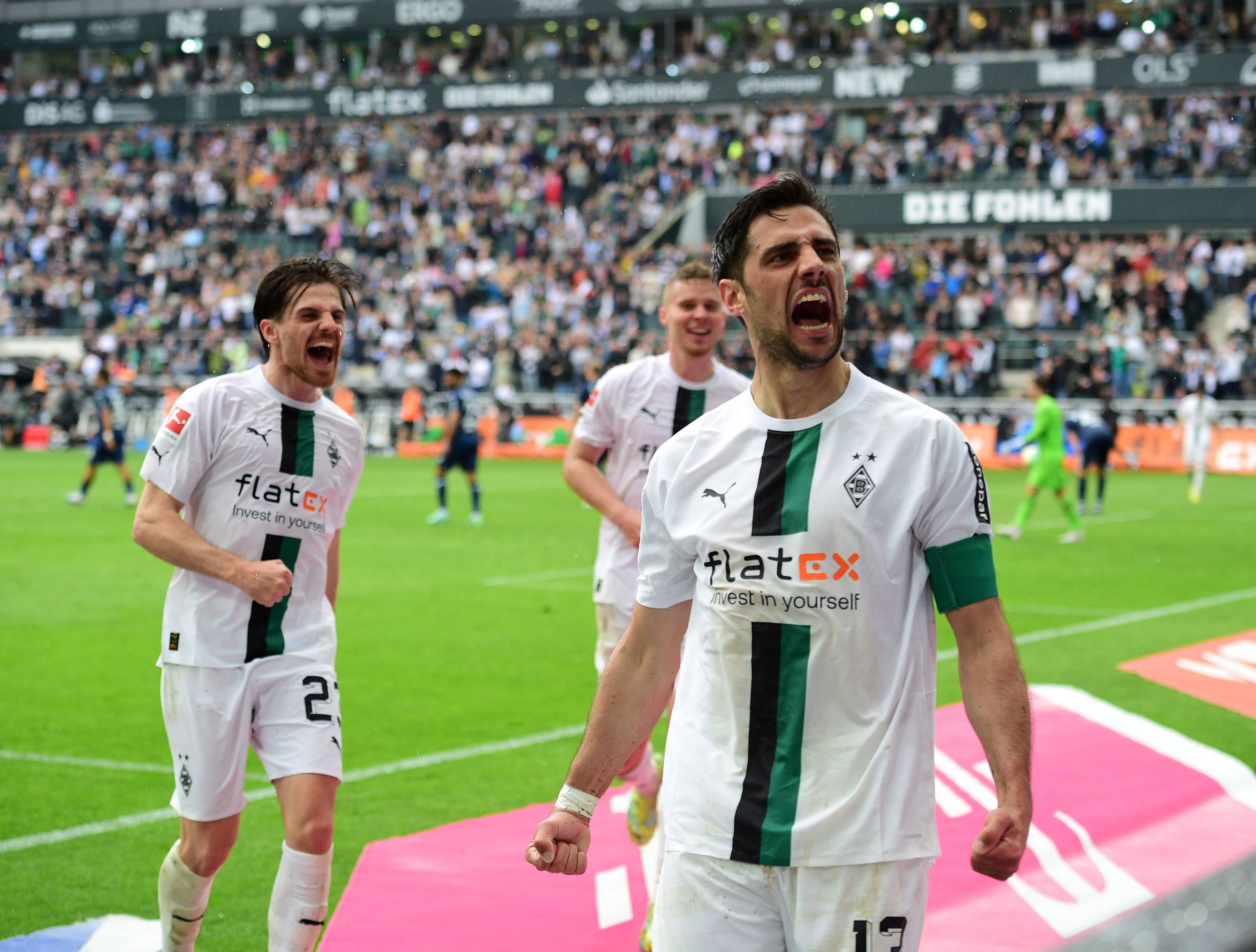 Lars Stindl, Kapitän von Borussia Mönchengladbach, brüllt seine Freude über den Siegtreffer zum 2:0 gegen den VfL Bochum (6. Mai 2023) heraus. Stindl steht vor der Nordkurve im Borussia-Park, er ballt die Fäuste.