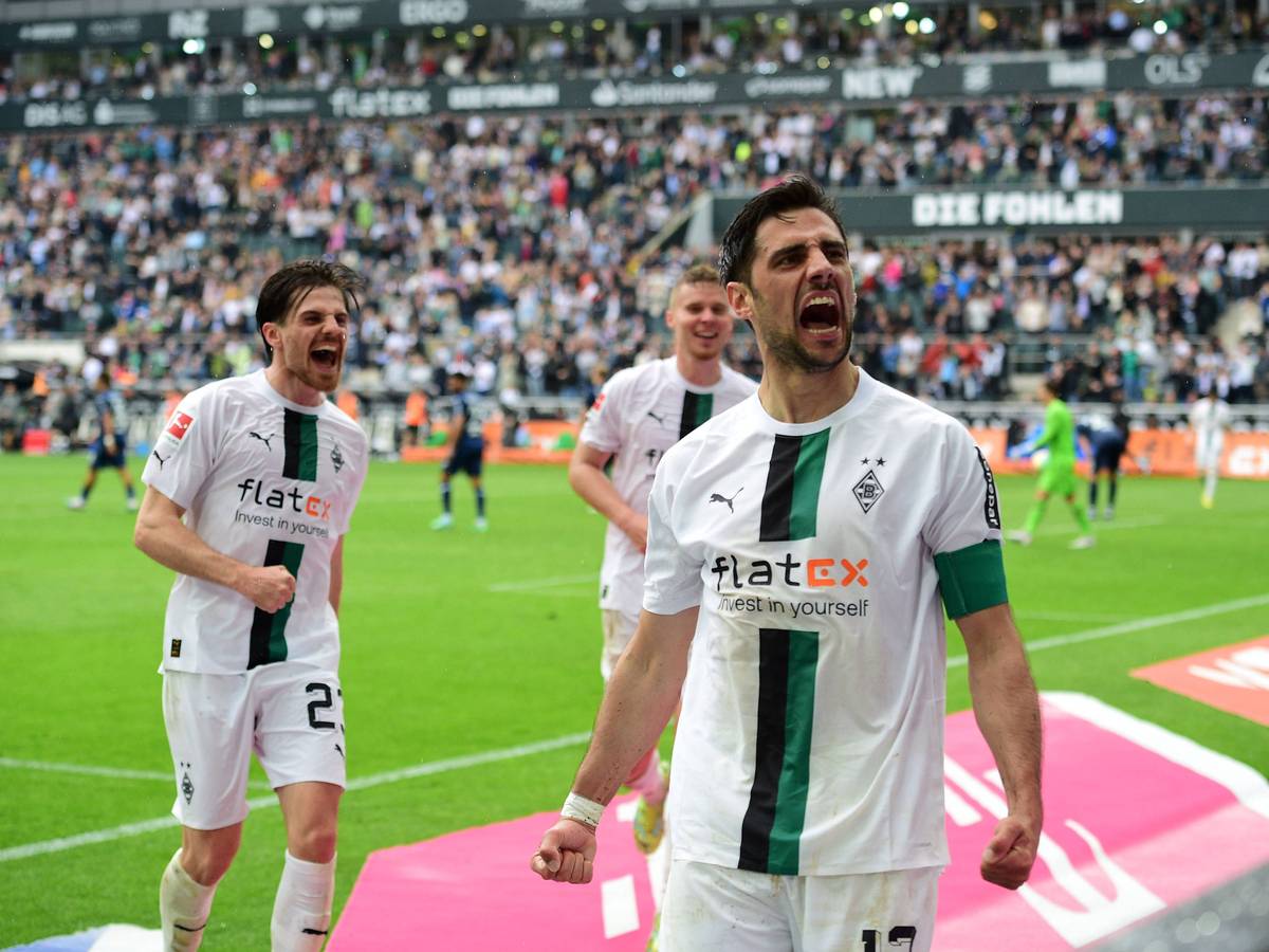 Lars Stindl, Kapitän von Borussia Mönchengladbach, brüllt seine Freude über den Siegtreffer zum 2:0 gegen den VfL Bochum (6. Mai 2023) heraus. Stindl steht vor der Nordkurve im Borussia-Park, er ballt die Fäuste.