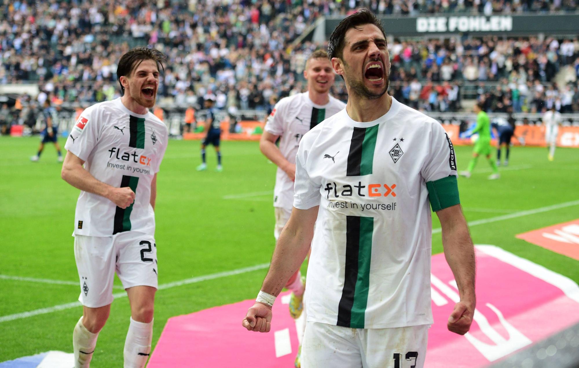 Lars Stindl, Kapitän von Borussia Mönchengladbach, brüllt seine Freude über den Siegtreffer zum 2:0 gegen den VfL Bochum (6. Mai 2023) heraus. Stindl steht vor der Nordkurve im Borussia-Park, er ballt die Fäuste.