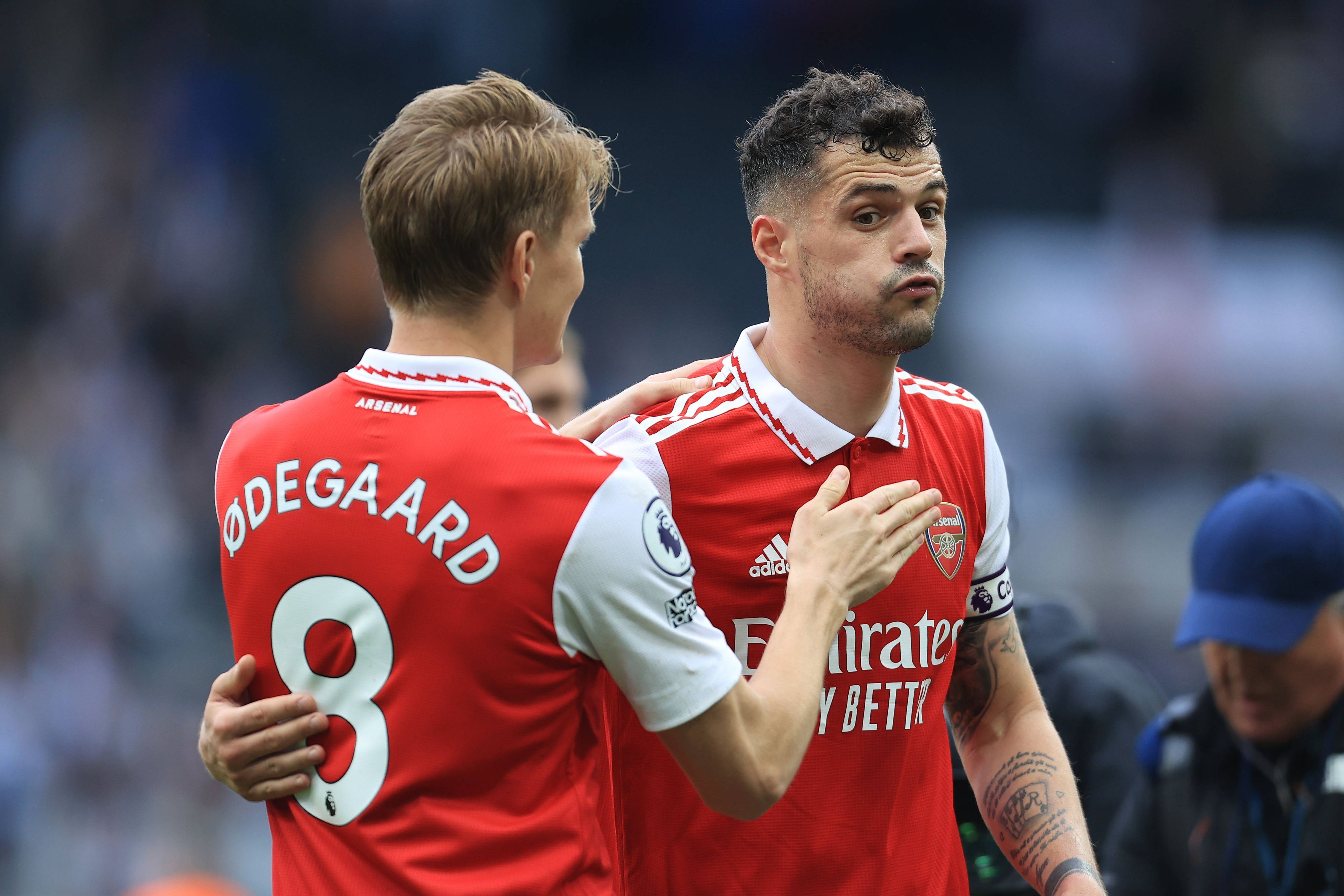 Ex-Gladbach-Kapitän und Arsenal-London-Star Granit Xhaka (r.) umarmt sichtlich erleichtert Team-Kollege Martin Odegaard (l.) nach dem Sieg im Premier-League-Duell (7. Mai 2023) bei Newcastle United. Xhaka pustet durch.