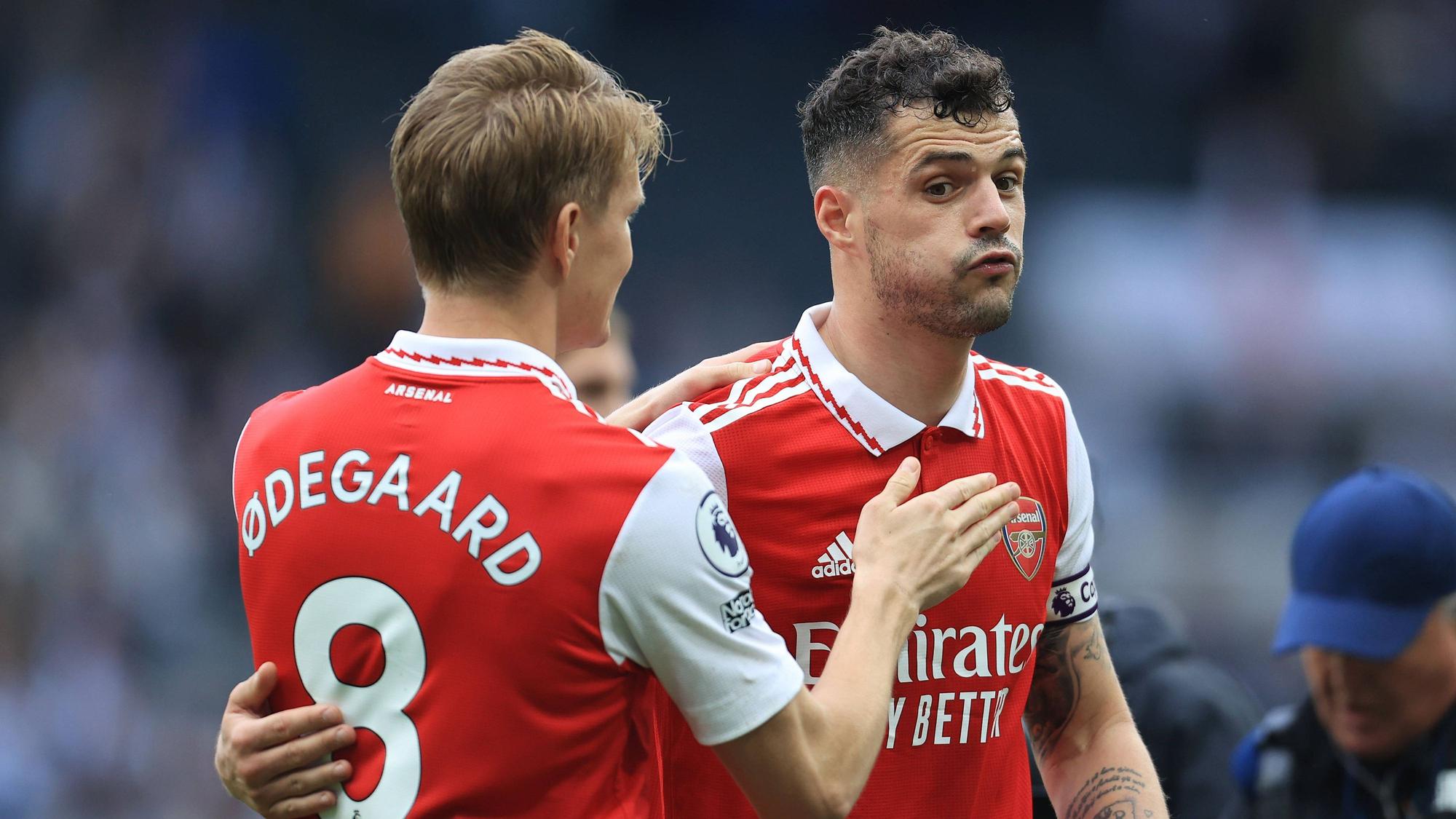 Ex-Gladbach-Kapitän und Arsenal-London-Star Granit Xhaka (r.) umarmt sichtlich erleichtert Team-Kollege Martin Odegaard (l.) nach dem Sieg im Premier-League-Duell (7. Mai 2023) bei Newcastle United. Xhaka pustet durch.