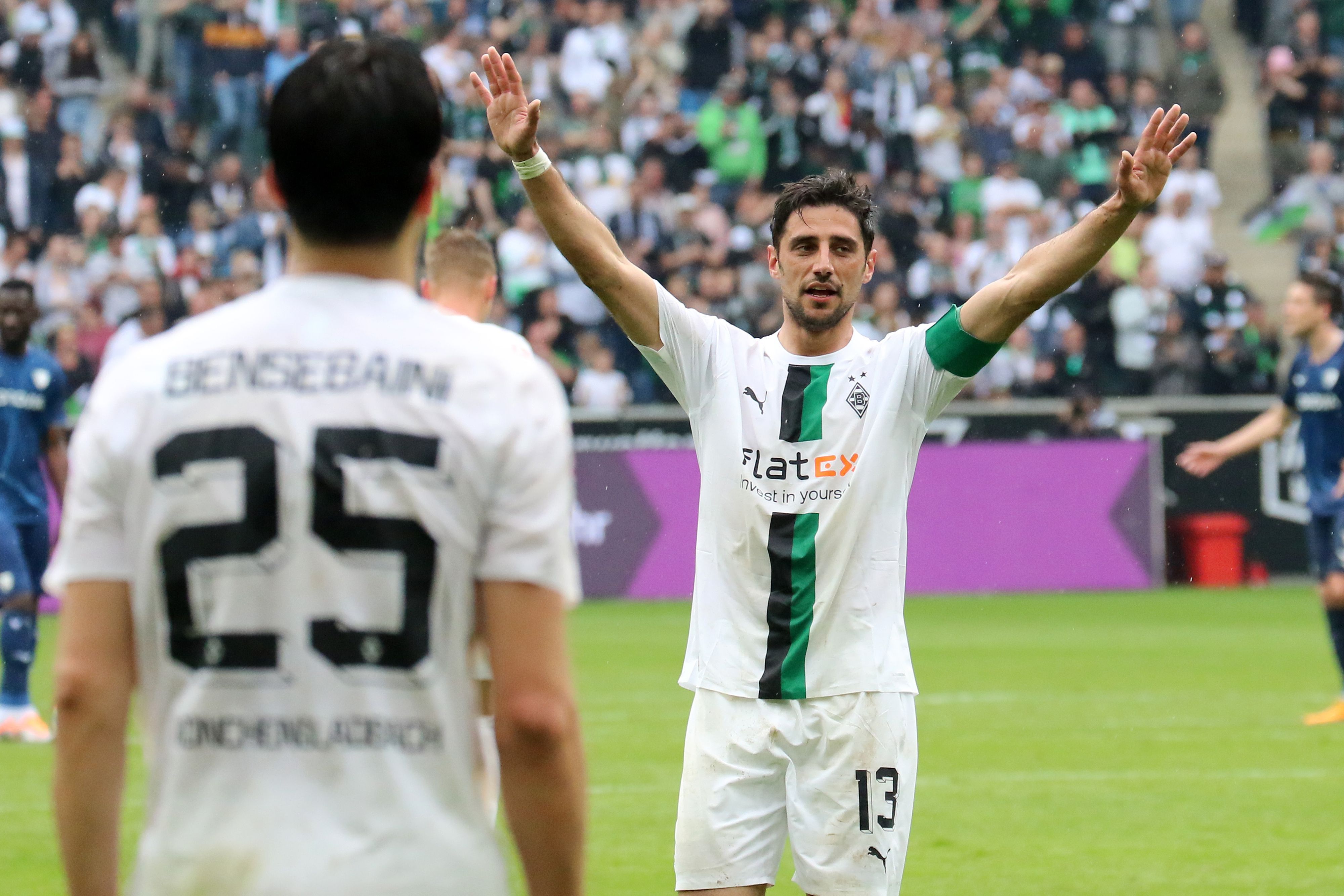 Gladbach-Kapitän Lars Stind jubelt am 6. Mai 2023 im Borussia-Park nach dem Bundesliga-Duell gegen den VfL Bochum. Im Vordergrund ist Team-Kollege Ramy Bensebaini zu sehen. Stindl hebt die Arme hoch.