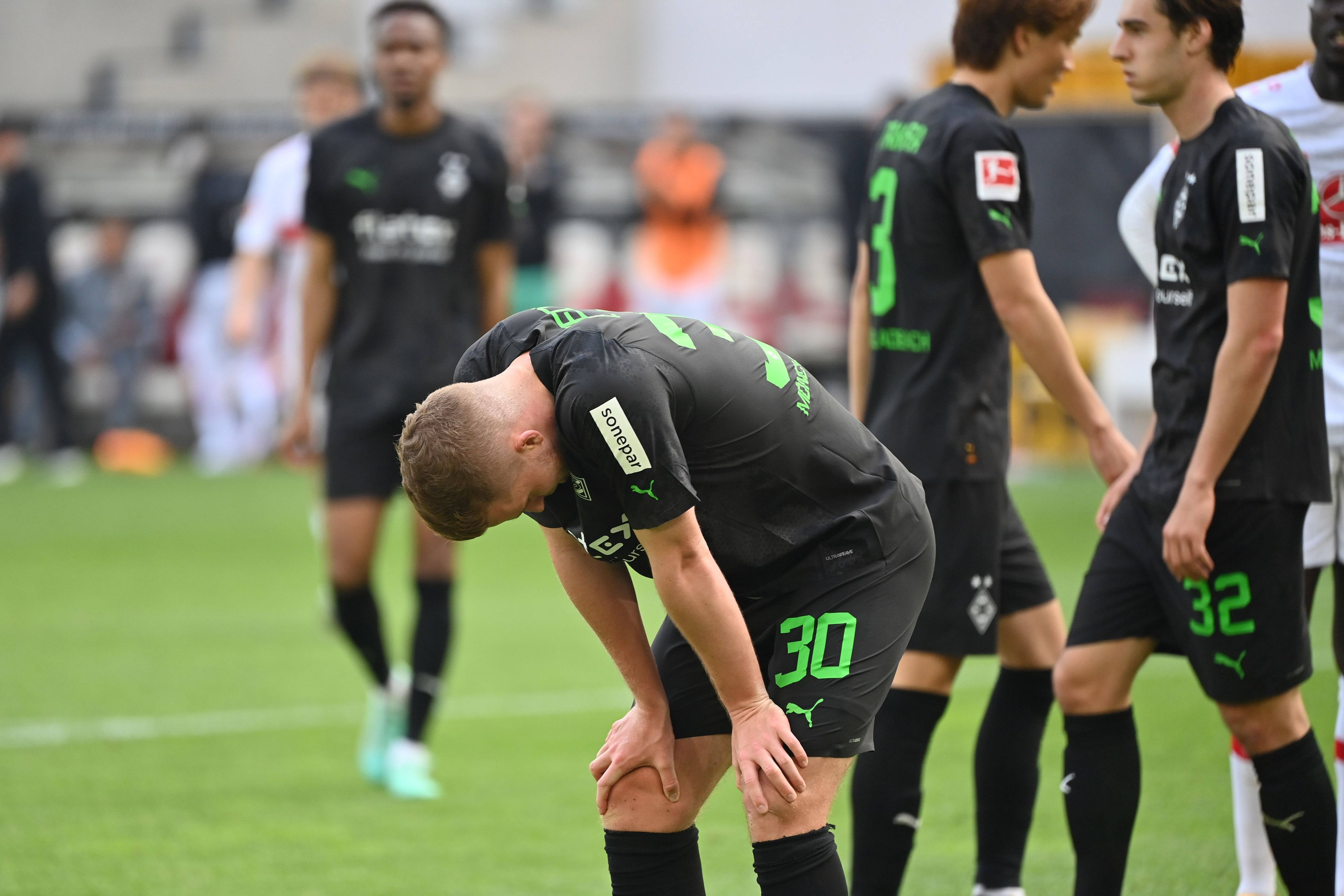 Enttäuschte Gladbach-Profis nach einem Auswärtsspiel, dieses Symbolfoto zeigt einige Borussia-Spieler nach der Bundesliga-Niederlage (29. April 2023) beim VfB Stuttgart. Zu sehen sind unter anderem Nico Elvedi, Florian Neuhaus und Ko Itakura.