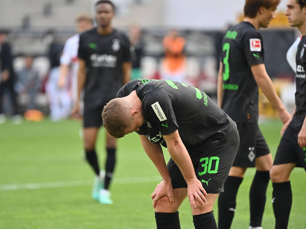 Enttäuschte Gladbach-Profis nach einem Auswärtsspiel, dieses Symbolfoto zeigt einige Borussia-Spieler nach der Bundesliga-Niederlage (29. April 2023) beim VfB Stuttgart. Zu sehen sind unter anderem Nico Elvedi, Florian Neuhaus und Ko Itakura.